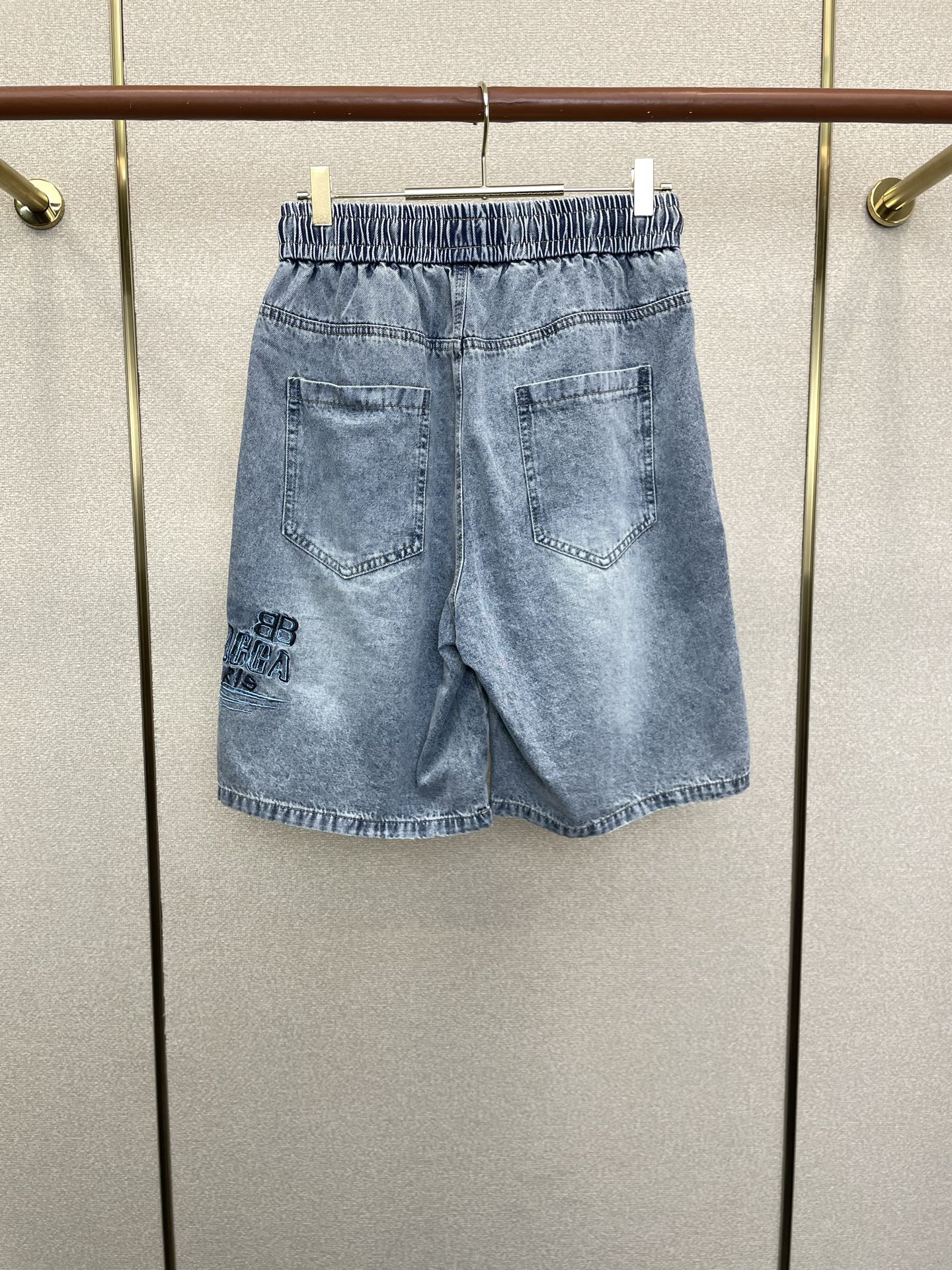 。Balenciaga巴黎世家💥砸锅卖铁都要上的新款新款休闲牛仔短裤🩳 高端版本！专柜定制面料 透气舒适