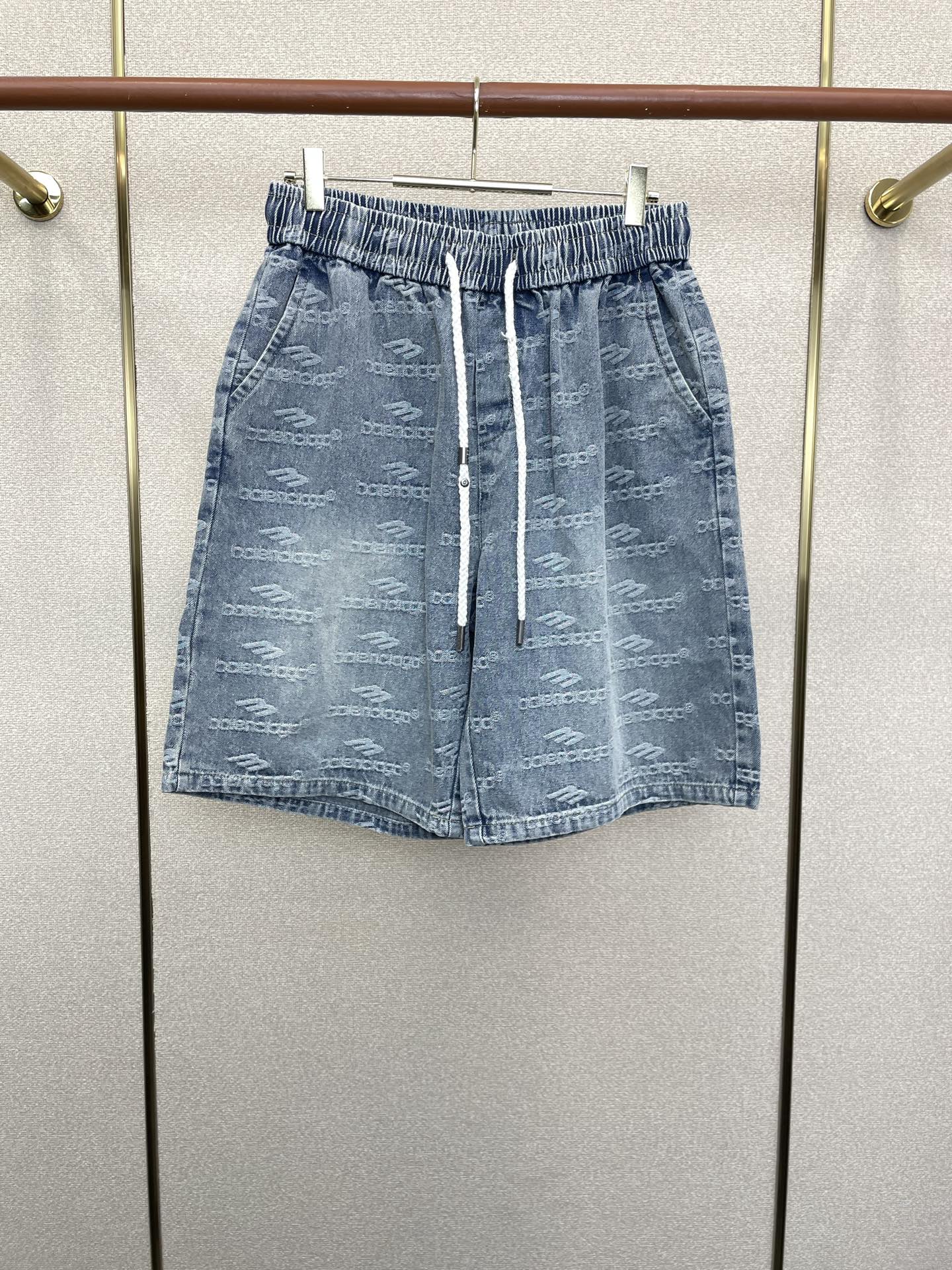 。Balenciaga巴黎世家💥砸锅卖铁都要上的新款新款休闲牛仔短裤🩳 高端版本！专柜定制面料 透气舒适
