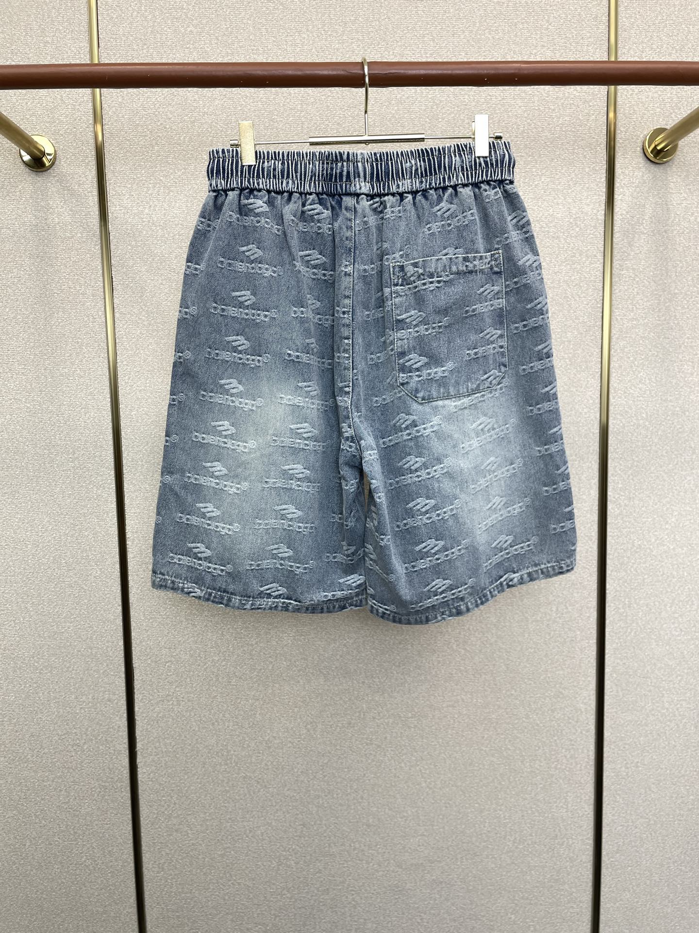 。Balenciaga巴黎世家💥砸锅卖铁都要上的新款新款休闲牛仔短裤🩳 高端版本！专柜定制面料 透气舒适