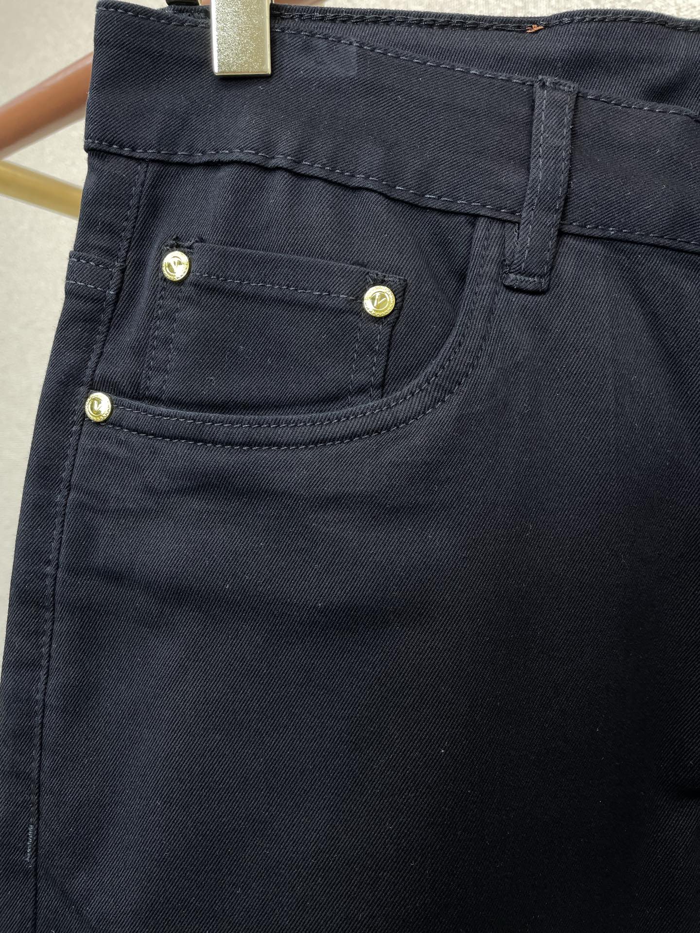 。Versace范思哲💥砸锅卖铁都要上的新款新款休闲牛仔裤👖高端版本 专柜定制面料 透气舒适度高，细节无