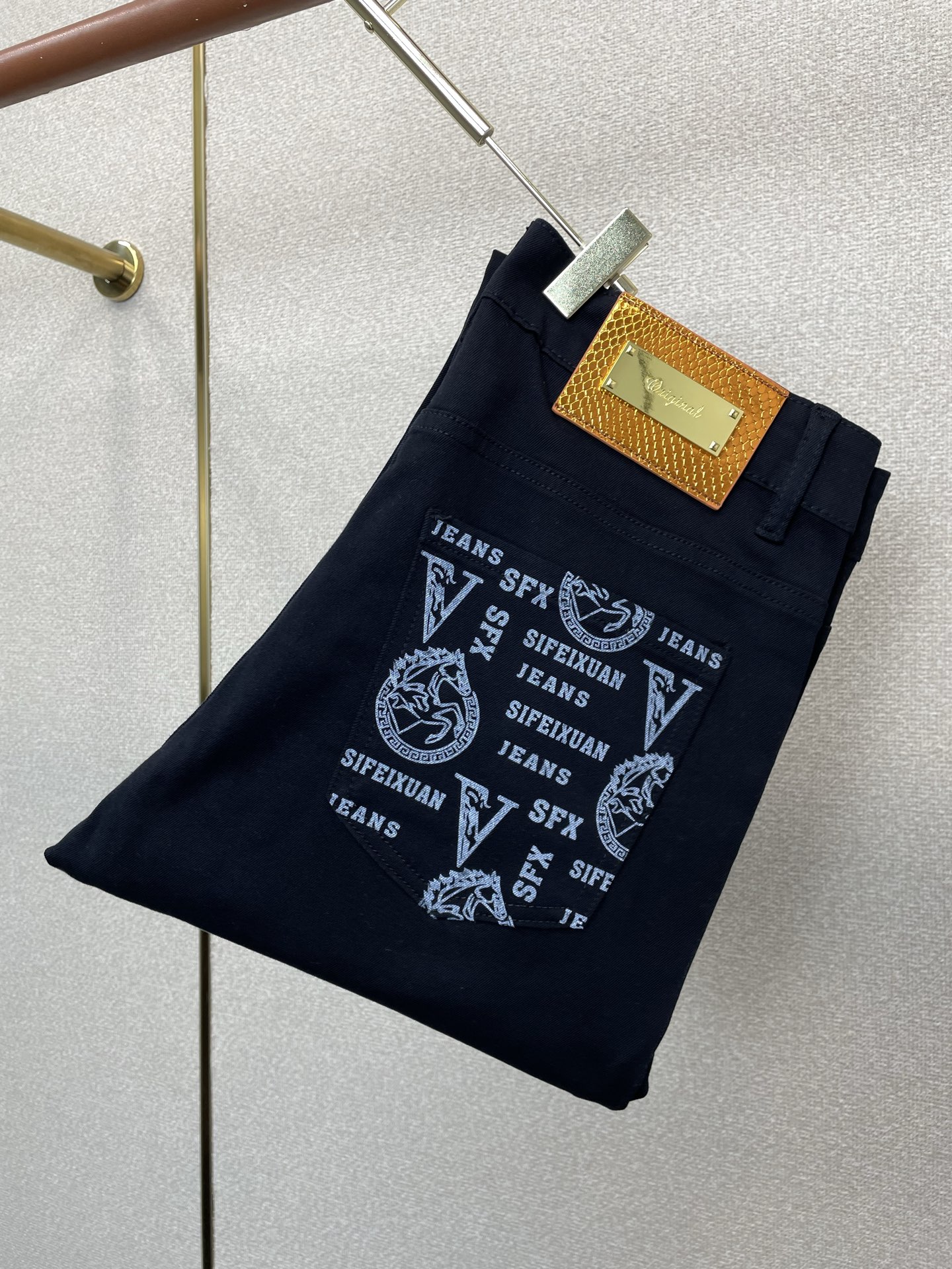 。Versace范思哲💥砸锅卖铁都要上的新款新款休闲牛仔裤👖高端版本 专柜定制面料 透气舒适度高，细节无
