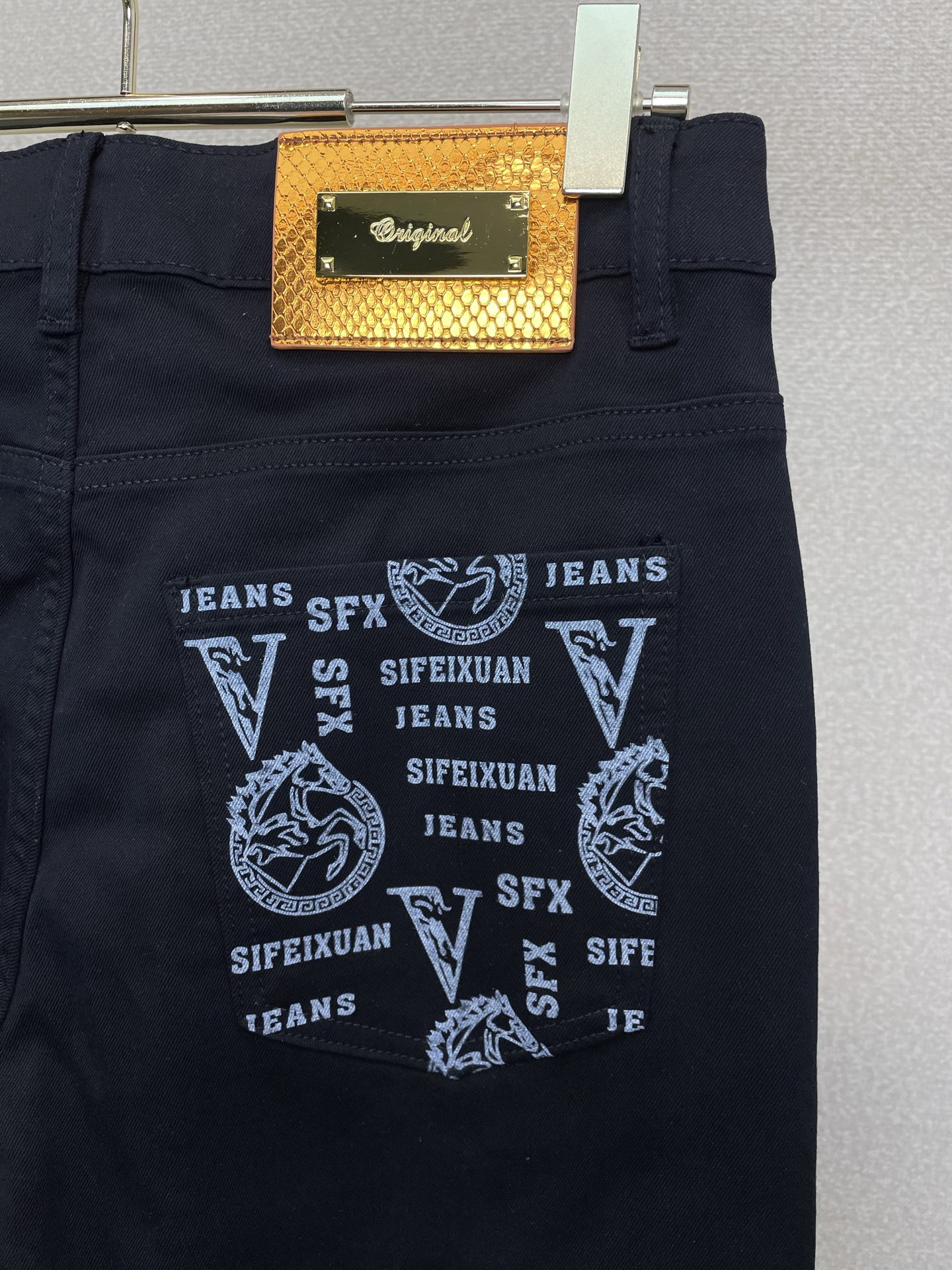 。Versace范思哲💥砸锅卖铁都要上的新款新款休闲牛仔裤👖高端版本 专柜定制面料 透气舒适度高，细节无