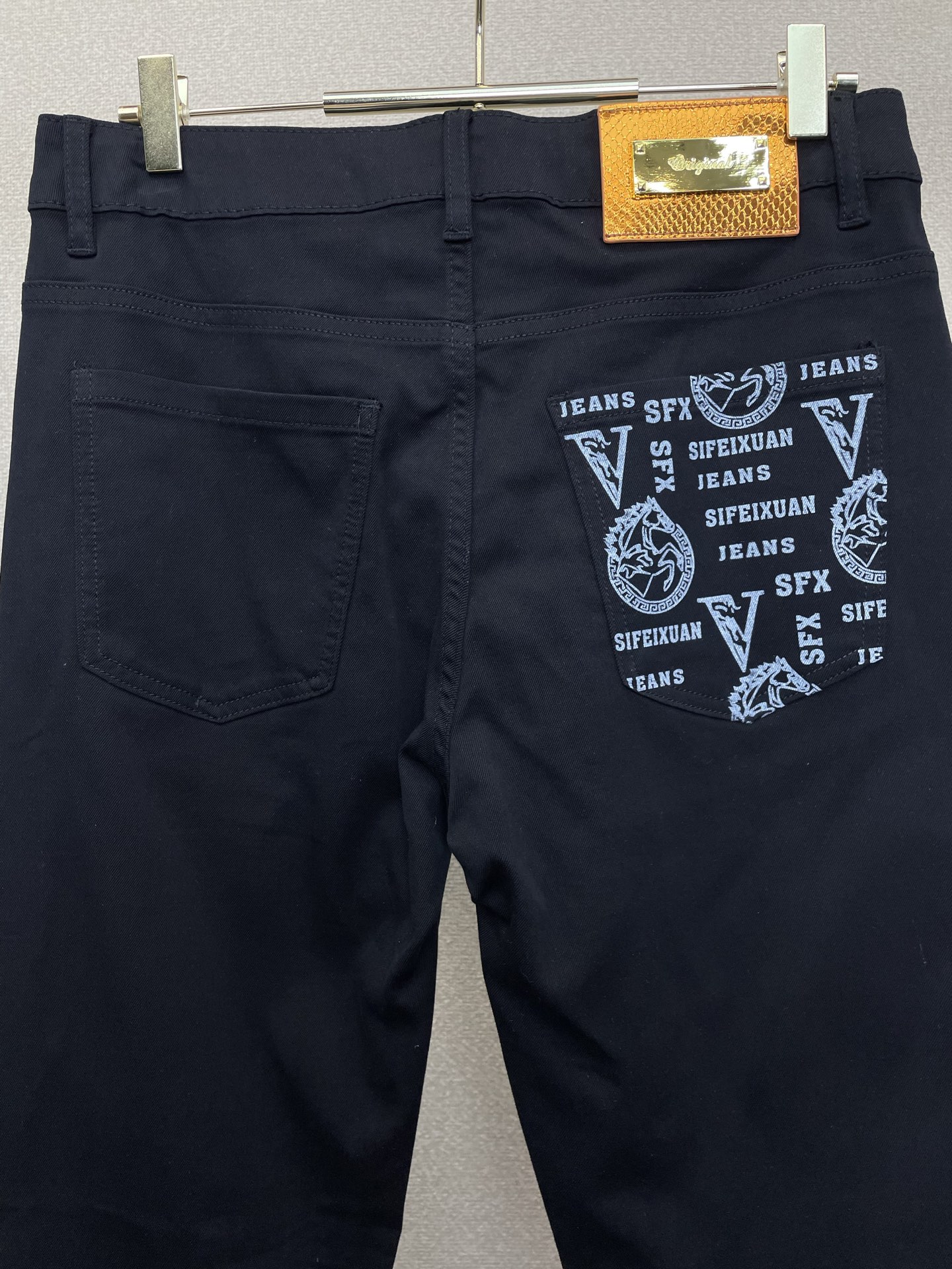 。Versace范思哲💥砸锅卖铁都要上的新款新款休闲牛仔裤👖高端版本 专柜定制面料 透气舒适度高，细节无