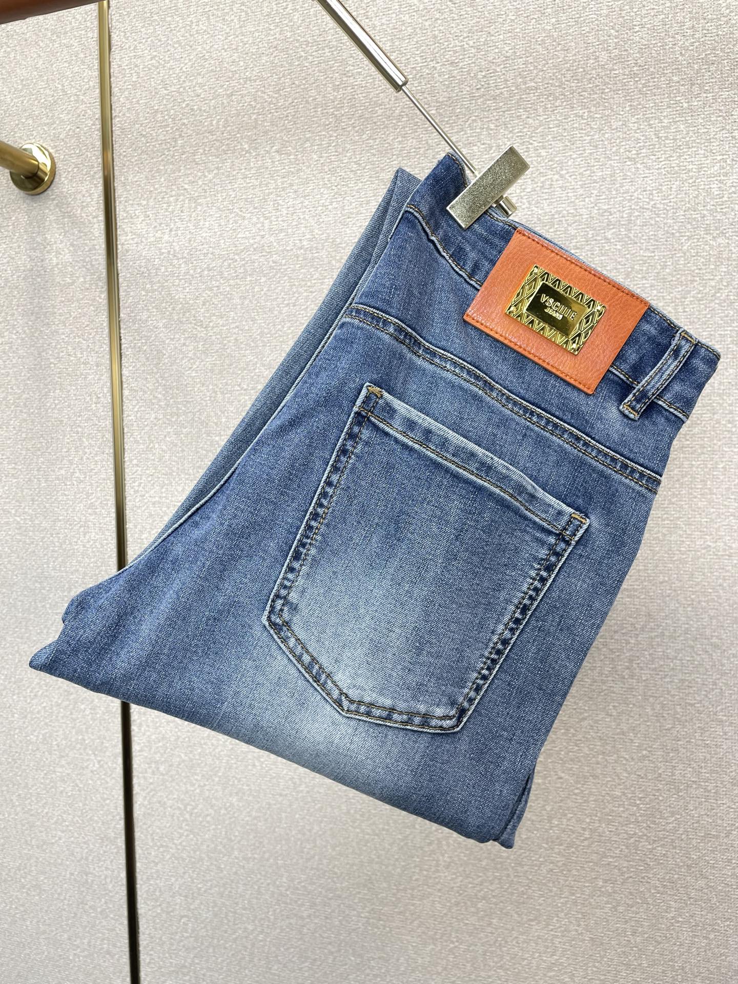 。Versace范思哲💥砸锅卖铁都要上的新款新款休闲牛仔裤👖高端版本 专柜定制面料 透气舒适度高，细节无