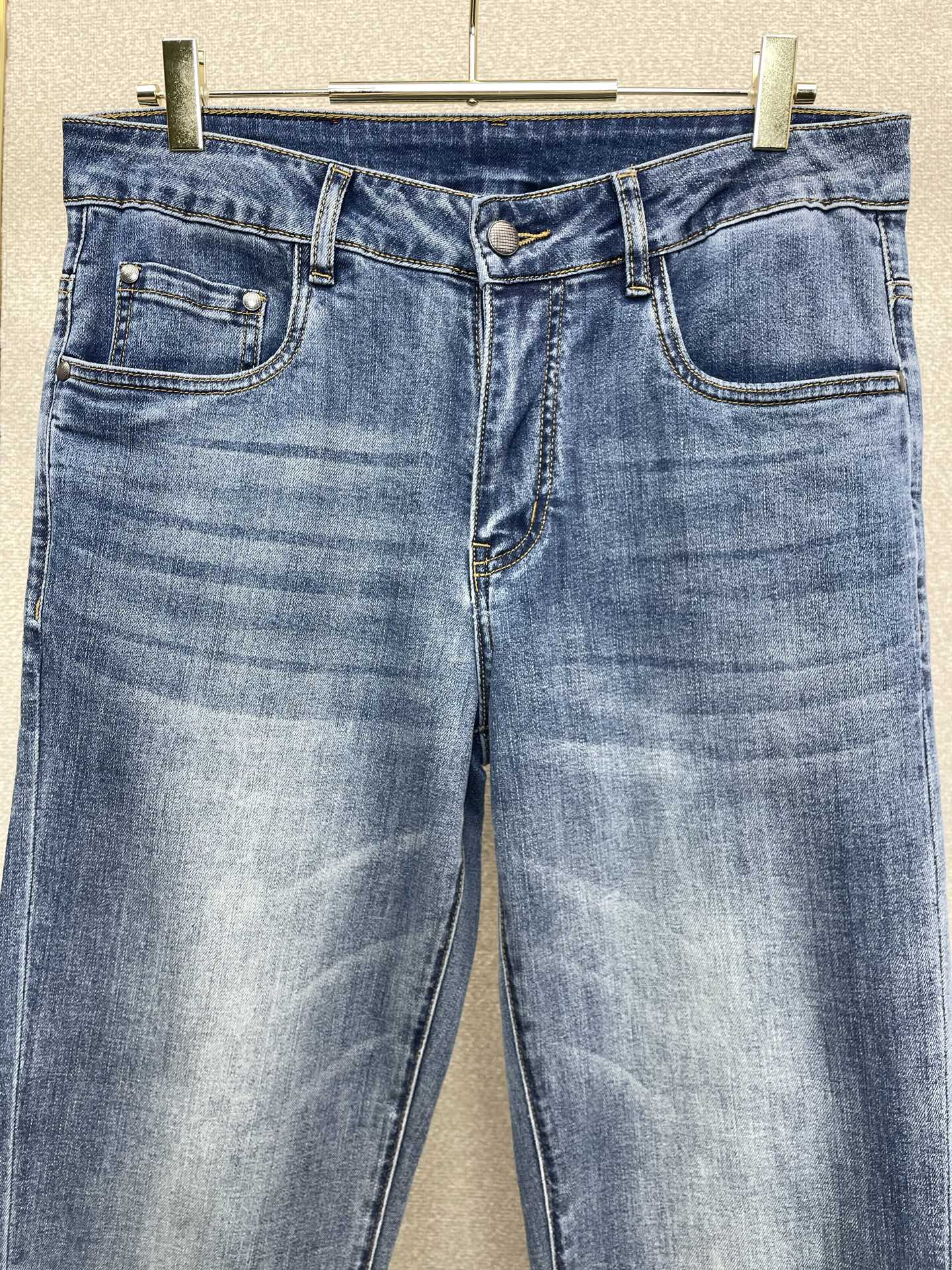 。Versace范思哲💥砸锅卖铁都要上的新款新款休闲牛仔裤👖高端版本 专柜定制面料 透气舒适度高，细节无