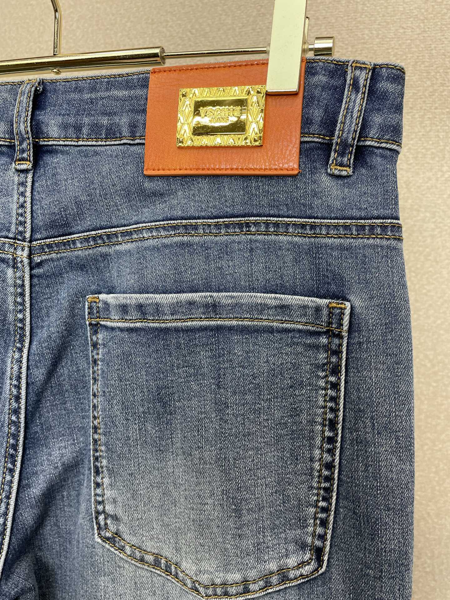 。Versace范思哲💥砸锅卖铁都要上的新款新款休闲牛仔裤👖高端版本 专柜定制面料 透气舒适度高，细节无