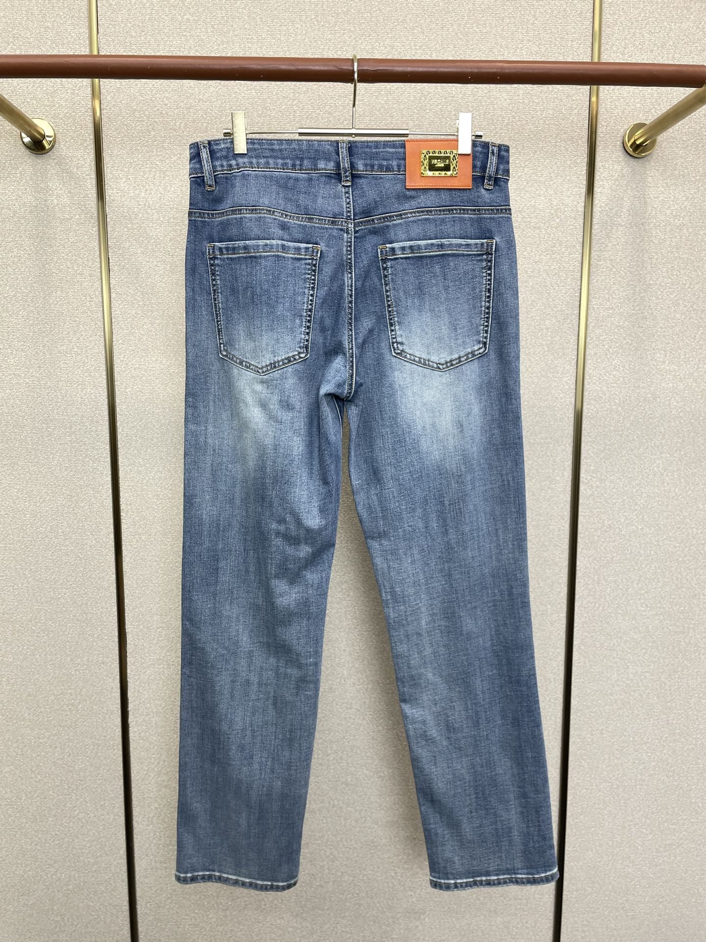 。Versace范思哲💥砸锅卖铁都要上的新款新款休闲牛仔裤👖高端版本 专柜定制面料 透气舒适度高，细节无