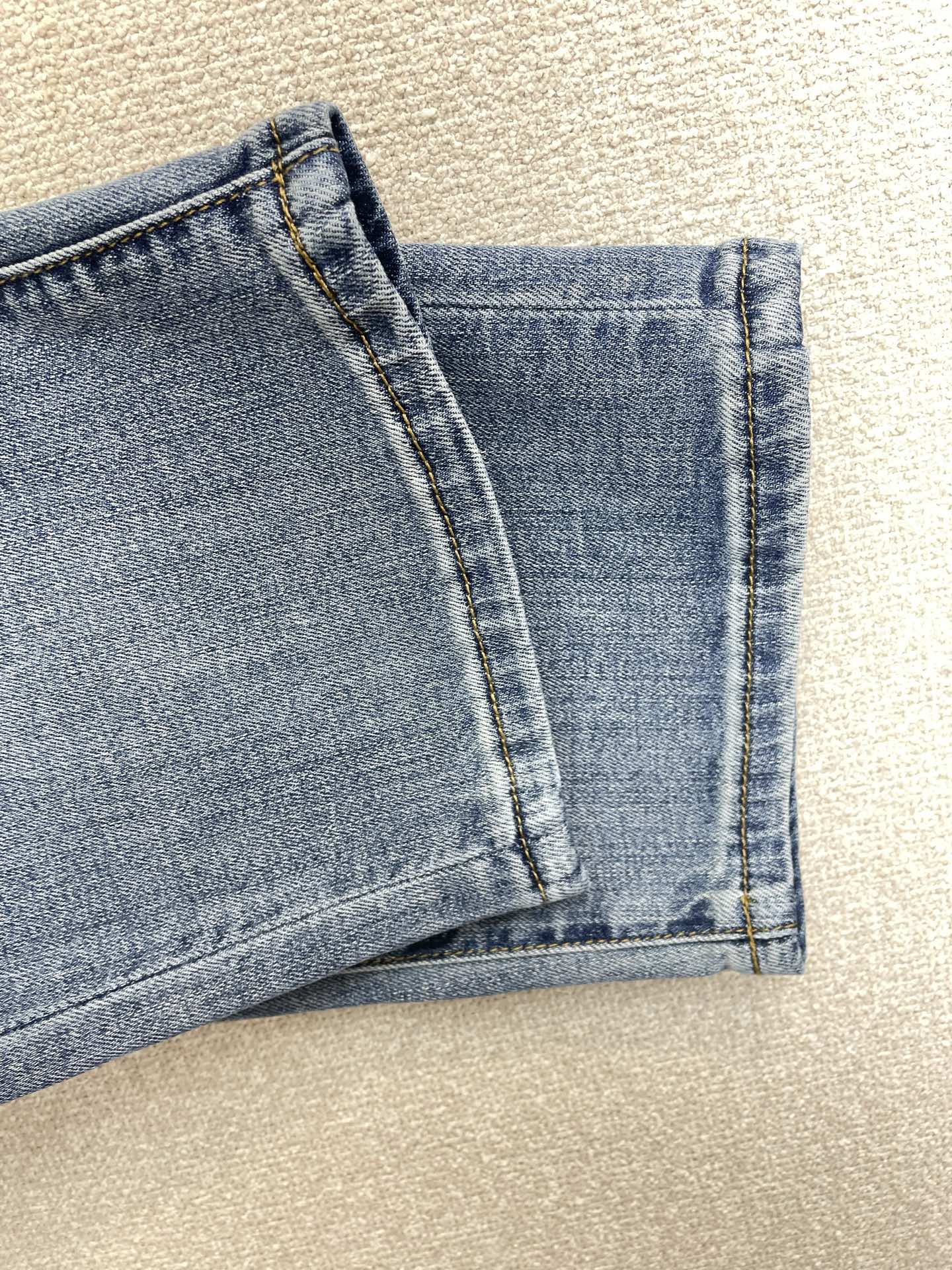 。Versace范思哲💥砸锅卖铁都要上的新款新款休闲牛仔裤👖高端版本 专柜定制面料 透气舒适度高，细节无