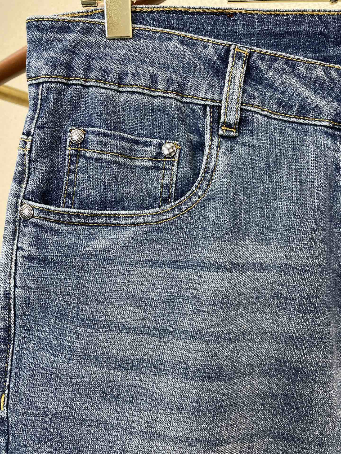 。Versace范思哲💥砸锅卖铁都要上的新款新款休闲牛仔裤👖高端版本 专柜定制面料 透气舒适度高，细节无