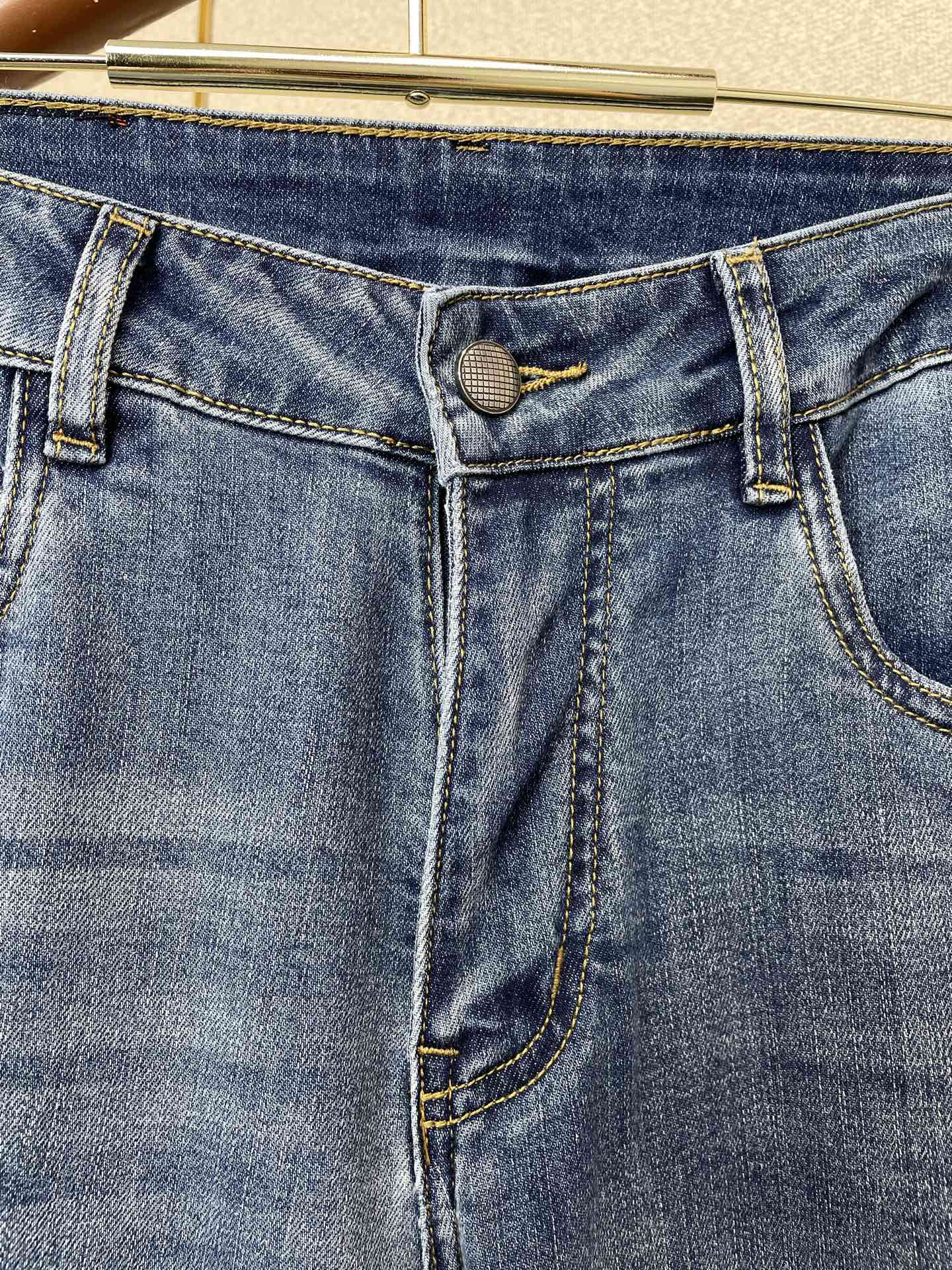 。Versace范思哲💥砸锅卖铁都要上的新款新款休闲牛仔裤👖高端版本 专柜定制面料 透气舒适度高，细节无