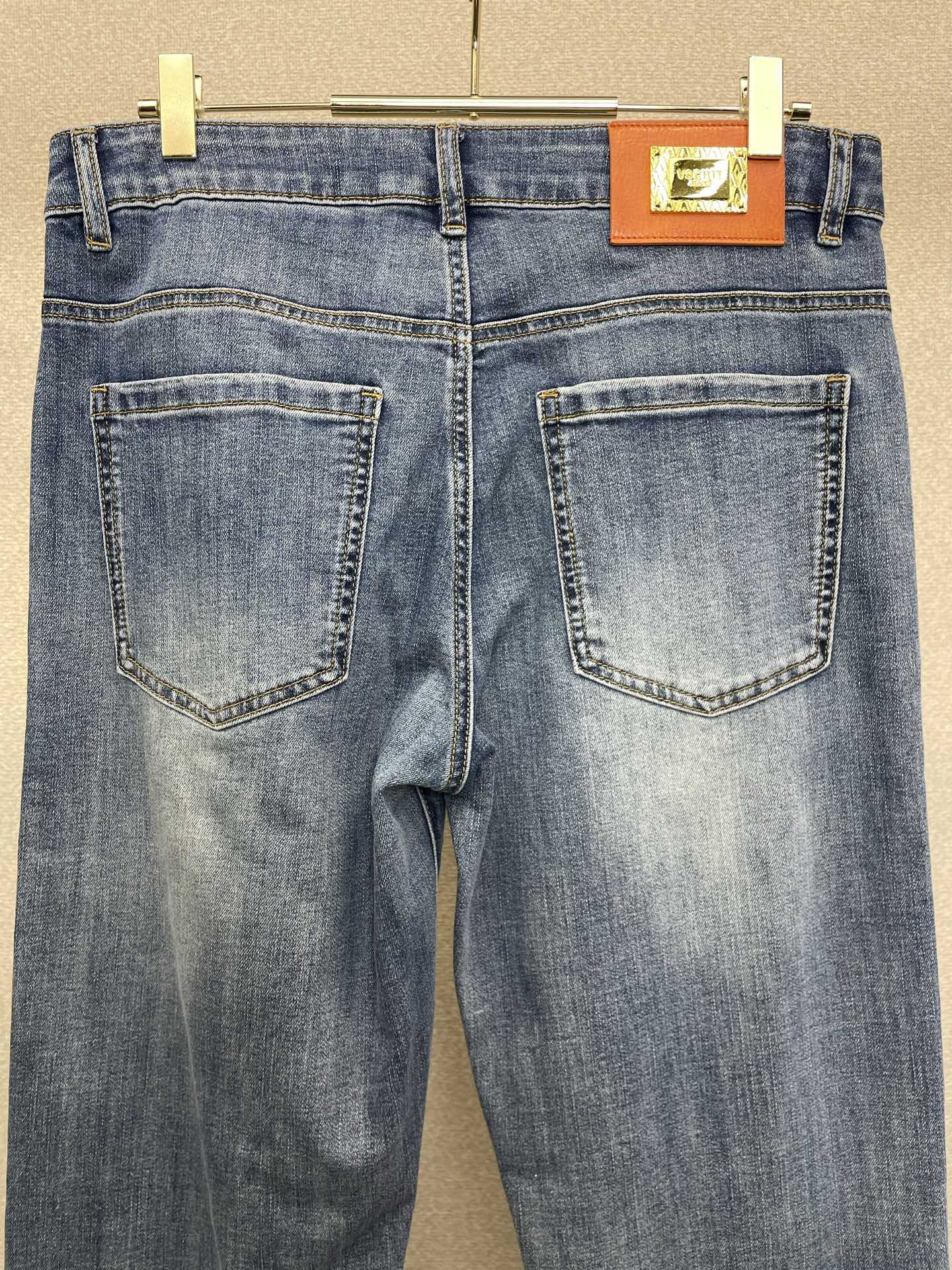 。Versace范思哲💥砸锅卖铁都要上的新款新款休闲牛仔裤👖高端版本 专柜定制面料 透气舒适度高，细节无
