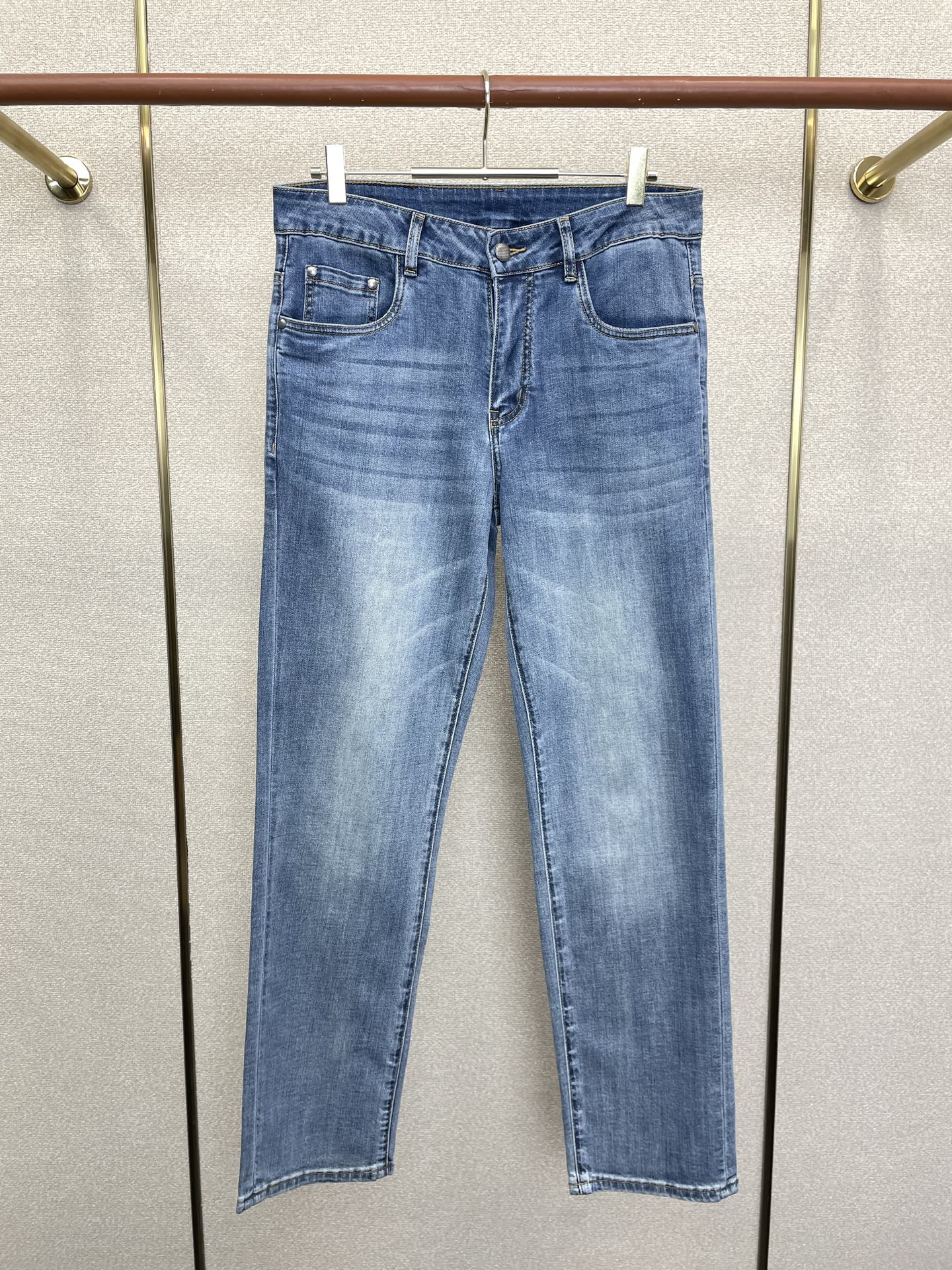 。Versace范思哲💥砸锅卖铁都要上的新款新款休闲牛仔裤👖高端版本 专柜定制面料 透气舒适度高，细节无
