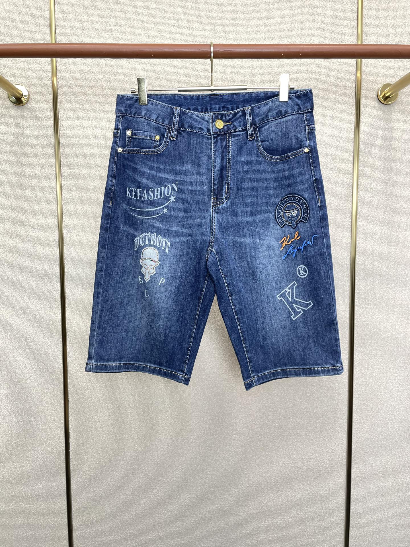 NO:917630,.FENDI Fendi's new casual denim shorts that everyone must buy. High-end version. Customized fabrics at the counter. High breathability and comfort, impeccable details, brand element design concept, reflecting high quality. Delicate and soft feel!  It presents a casual cut and the upper body shape is awesome!  Code number 28-38 (no 35.37),,fendi,fendi,shorts,19860909.FENDI芬迪砸锅卖铁都要上的新款新款休闲牛仔短裤 高端版本 专柜定制面料 透气舒适度高,细节无可挑剔,品牌元素设计理念,体现高品质.手感细腻柔软！呈现休闲裁剪,上身版型超赞！码数28-38（无35.37）,,fendi,fendi,shorts,,Men's clothing