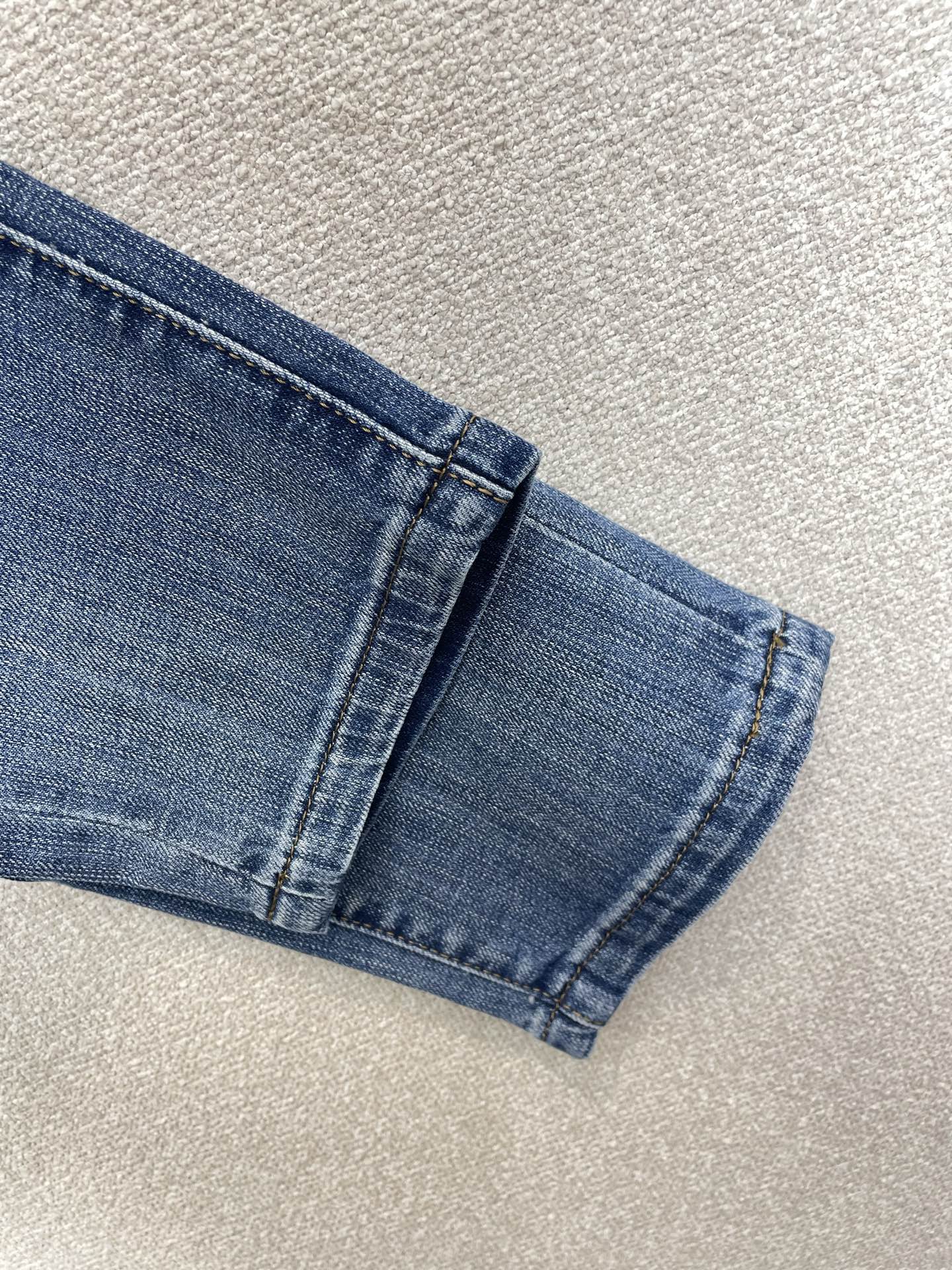 。ARMANI阿玛尼💥砸锅卖铁都要上的新款新款休闲牛仔裤👖高端版本 专柜定制面料 透气舒适度高，细节无可