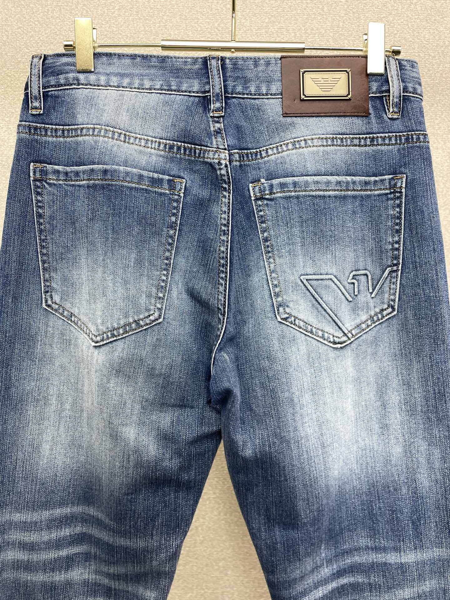 。ARMANI阿玛尼💥砸锅卖铁都要上的新款新款休闲牛仔裤👖高端版本 专柜定制面料 透气舒适度高，细节无可