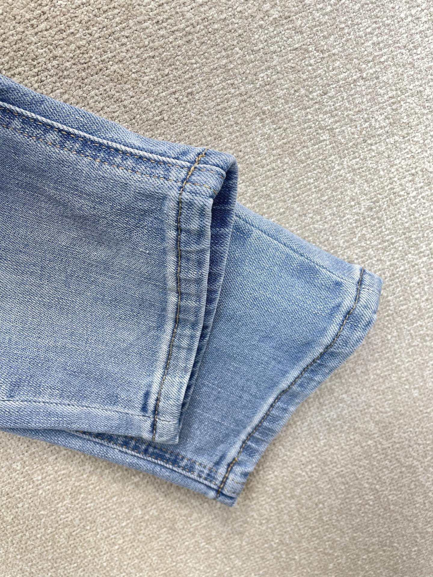 。Bottega Veneta葆蝶家💥砸锅卖铁都要上的新款新款休闲牛仔裤👖高端版本 专柜定制面料 透气舒