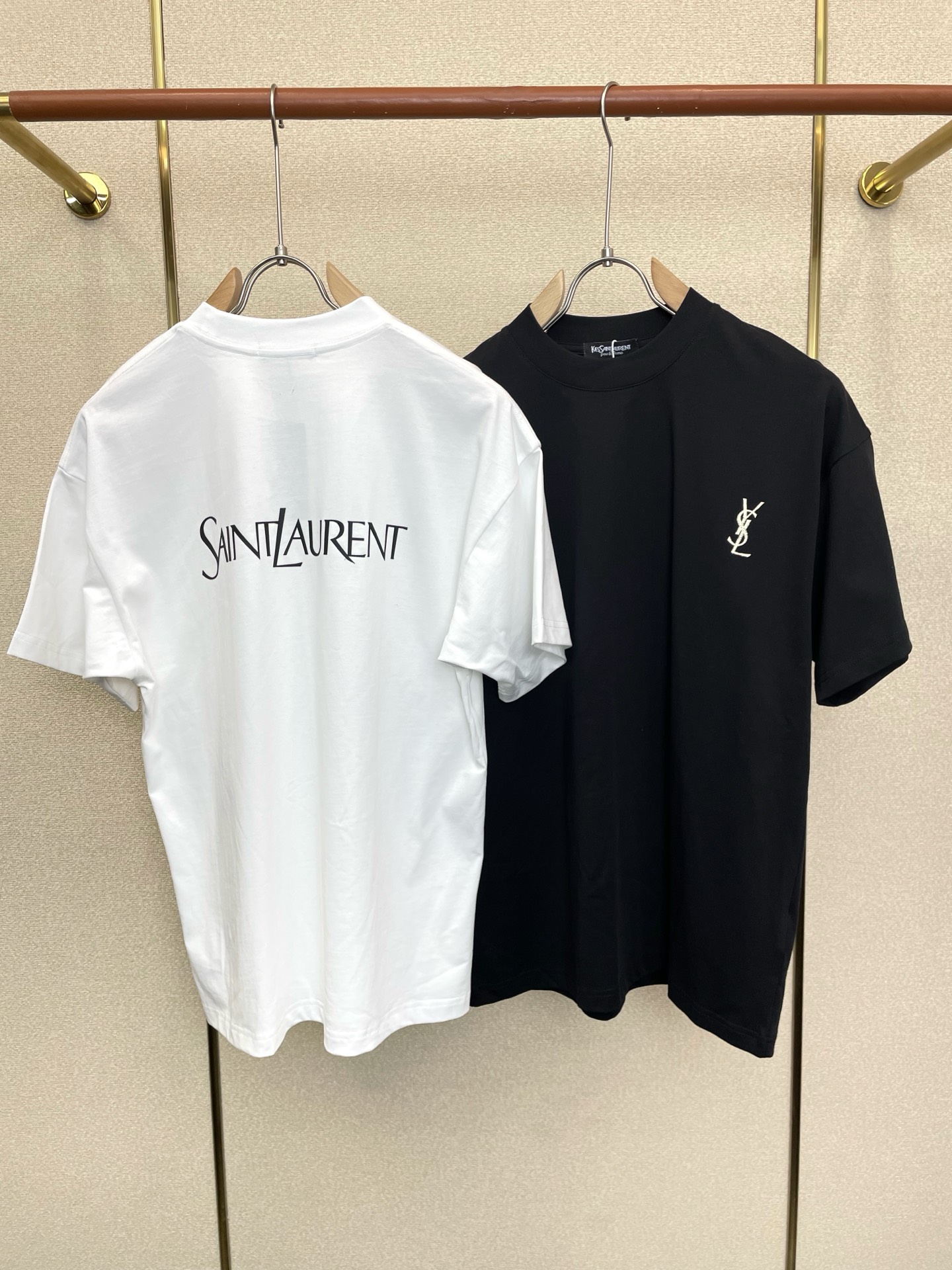 。SAINT LAURENT圣罗兰💥砸锅卖铁都要上的新款新款原单男士休闲短袖 高端定制 高端版本 时尚百