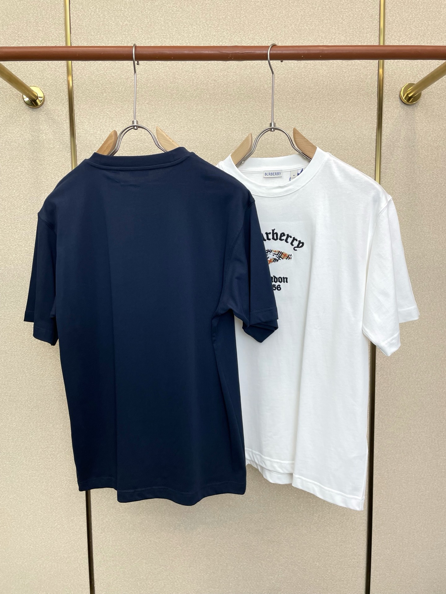 。Burberry巴宝莉💥砸锅卖铁都要上的新款新款原单男士休闲短袖 高端定制 高端版本 时尚百搭爆款⚠️