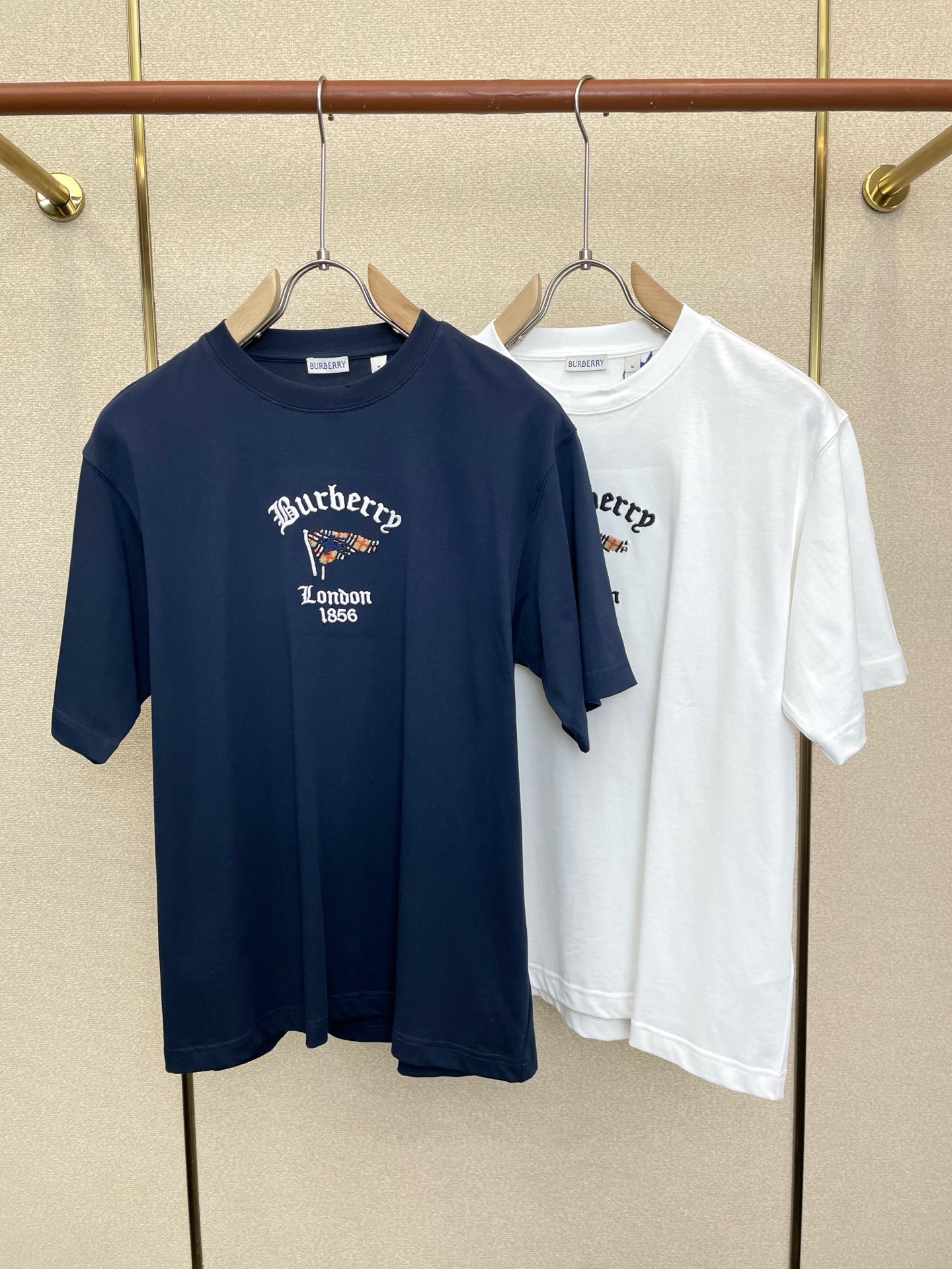 。Burberry巴宝莉💥砸锅卖铁都要上的新款新款原单男士休闲短袖 高端定制 高端版本 时尚百搭爆款⚠️
