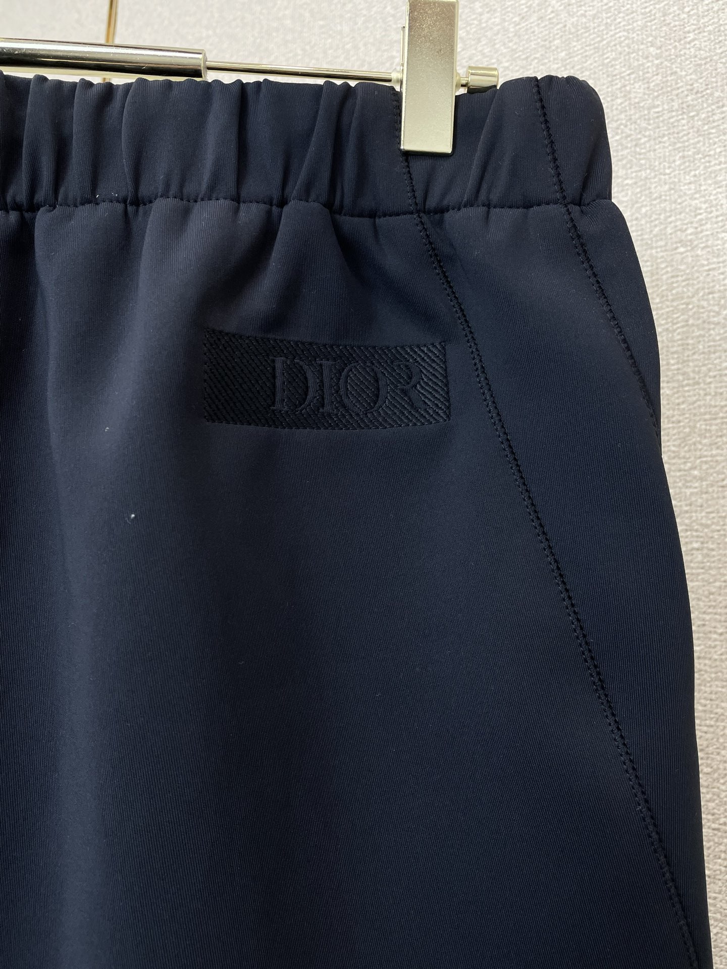。Dior迪奥💥砸锅卖铁都要上的新款新款休闲裤短裤🩳高端版本！专柜定制面料 透气舒适度高，细节无可挑剔。