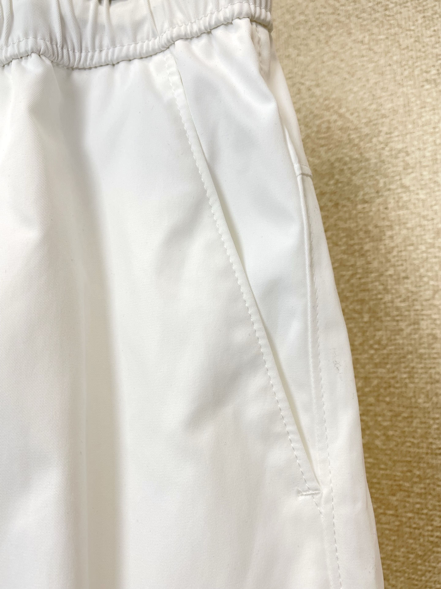 。LOEWE罗意威💥砸锅卖铁都要上的新款新款春夏休闲裤短裤🩳高端版本！专柜定制面料 透气舒适度高，细节无