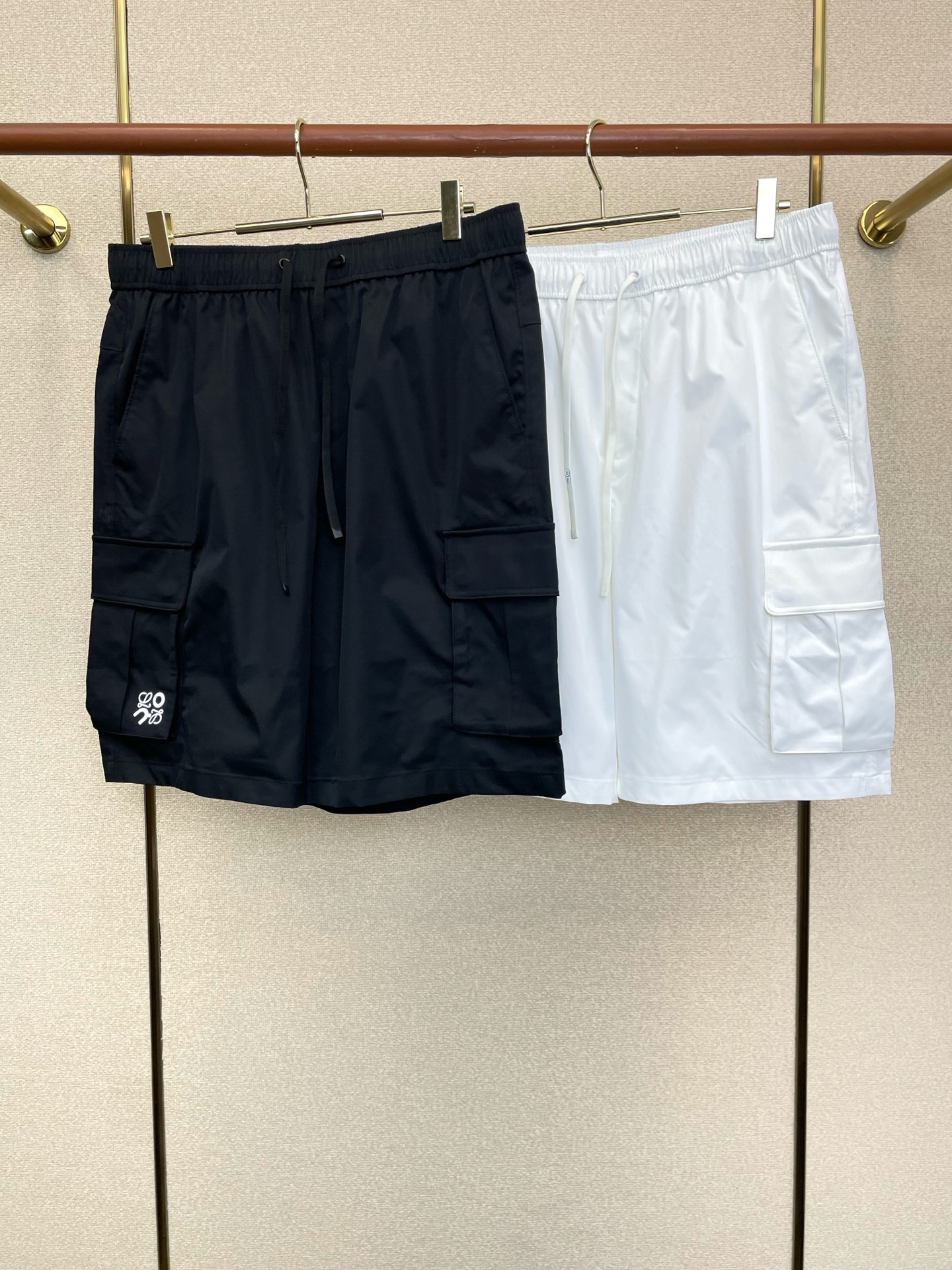 。LOEWE罗意威💥砸锅卖铁都要上的新款新款春夏休闲裤短裤🩳高端版本！专柜定制面料 透气舒适度高，细节无