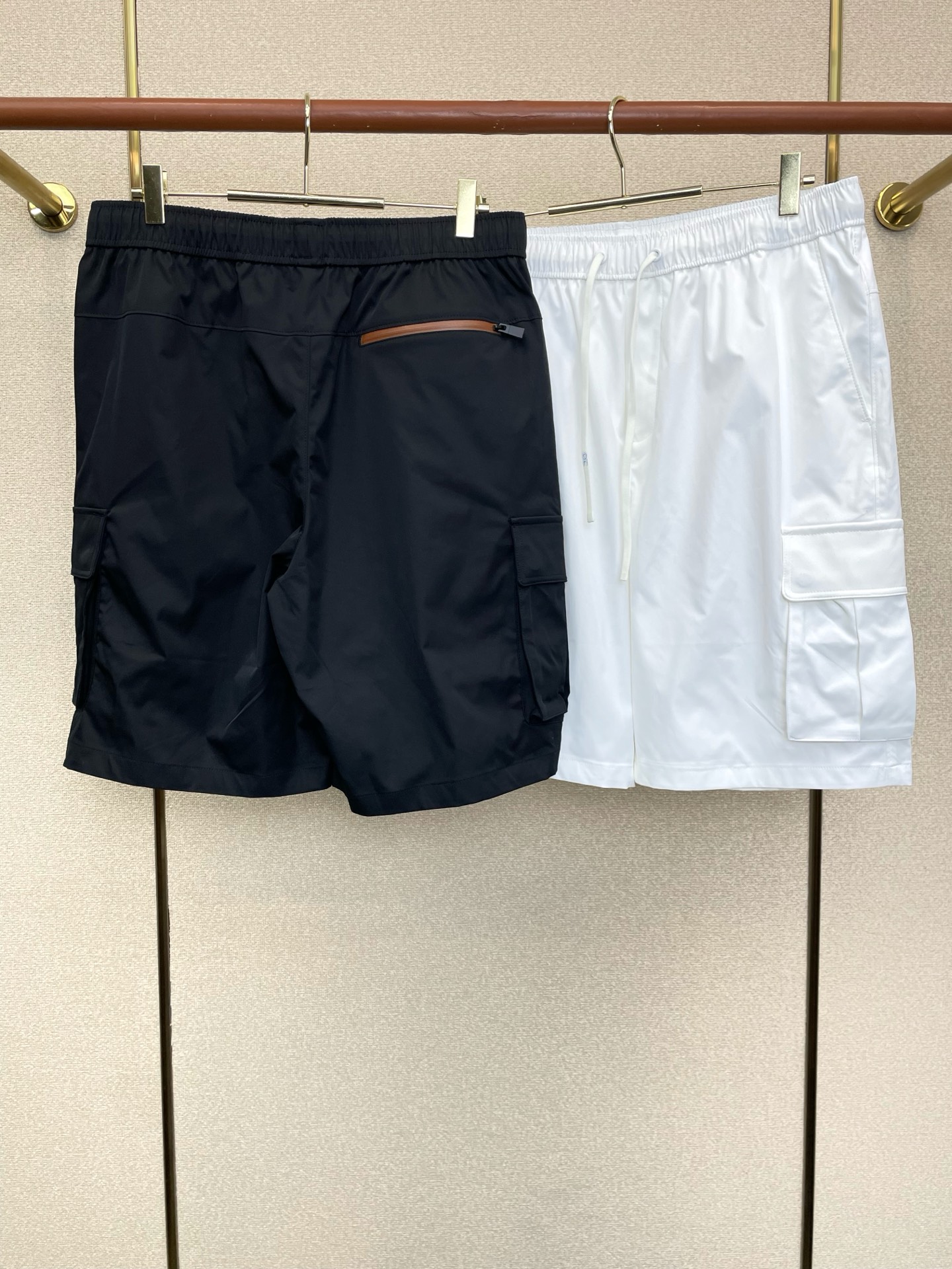 。LOEWE罗意威💥砸锅卖铁都要上的新款新款春夏休闲裤短裤🩳高端版本！专柜定制面料 透气舒适度高，细节无