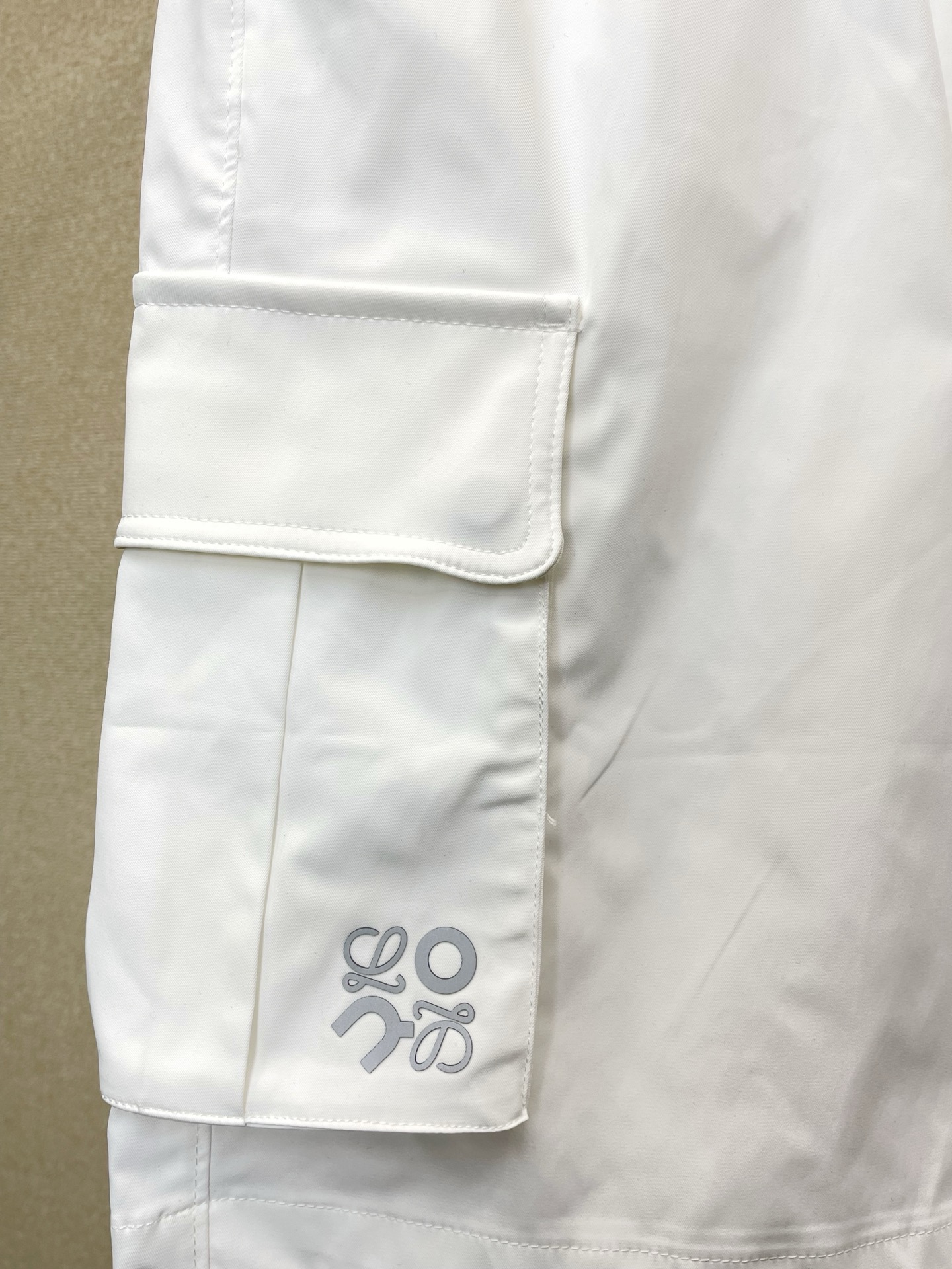 。LOEWE罗意威💥砸锅卖铁都要上的新款新款春夏休闲裤短裤🩳高端版本！专柜定制面料 透气舒适度高，细节无