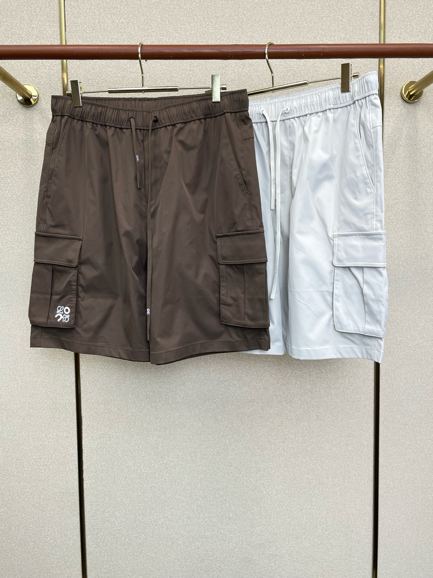 。LOEWE罗意威💥砸锅卖铁都要上的新款新款春夏休闲裤短裤🩳高端版本！专柜定制面料 透气舒适度高，细节无