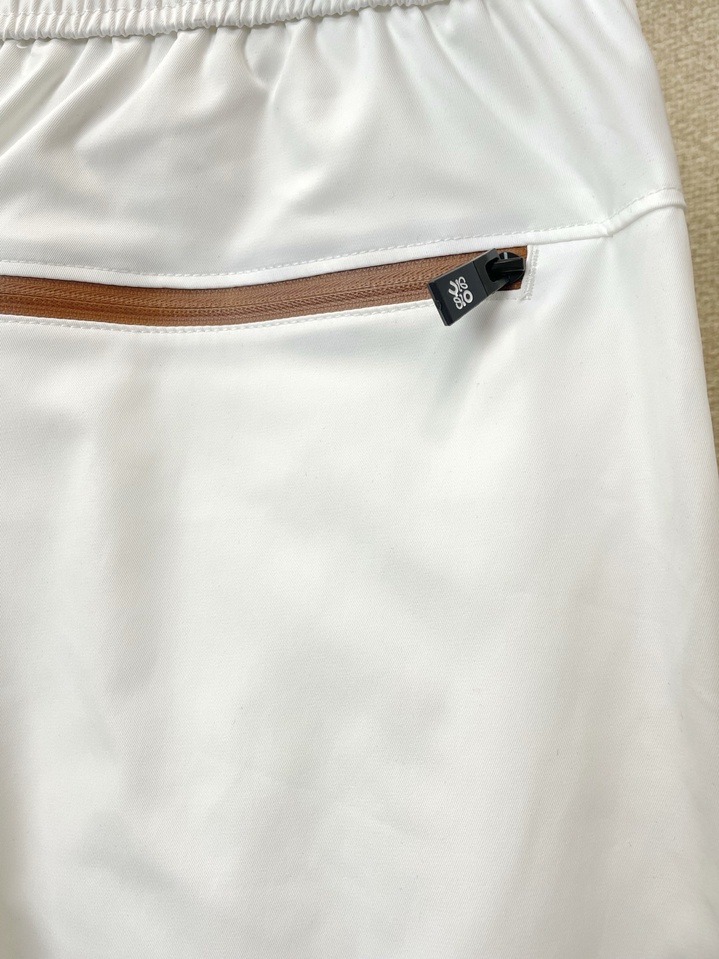 。LOEWE罗意威💥砸锅卖铁都要上的新款新款春夏休闲裤短裤🩳高端版本！专柜定制面料 透气舒适度高，细节无