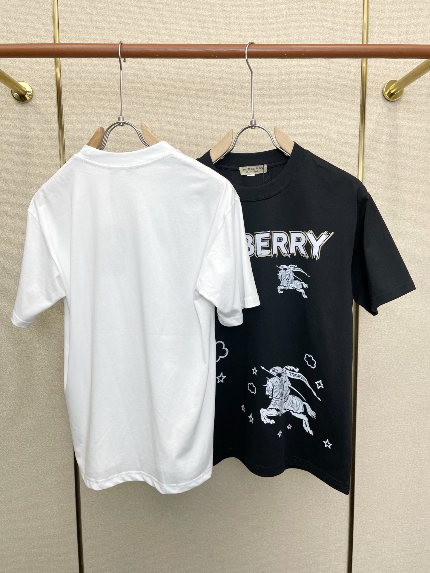 。Burberry巴宝莉💥砸锅卖铁都要上的新款新款原单男士休闲短袖 高端定制 高端版本 时尚百搭爆款⚠️
