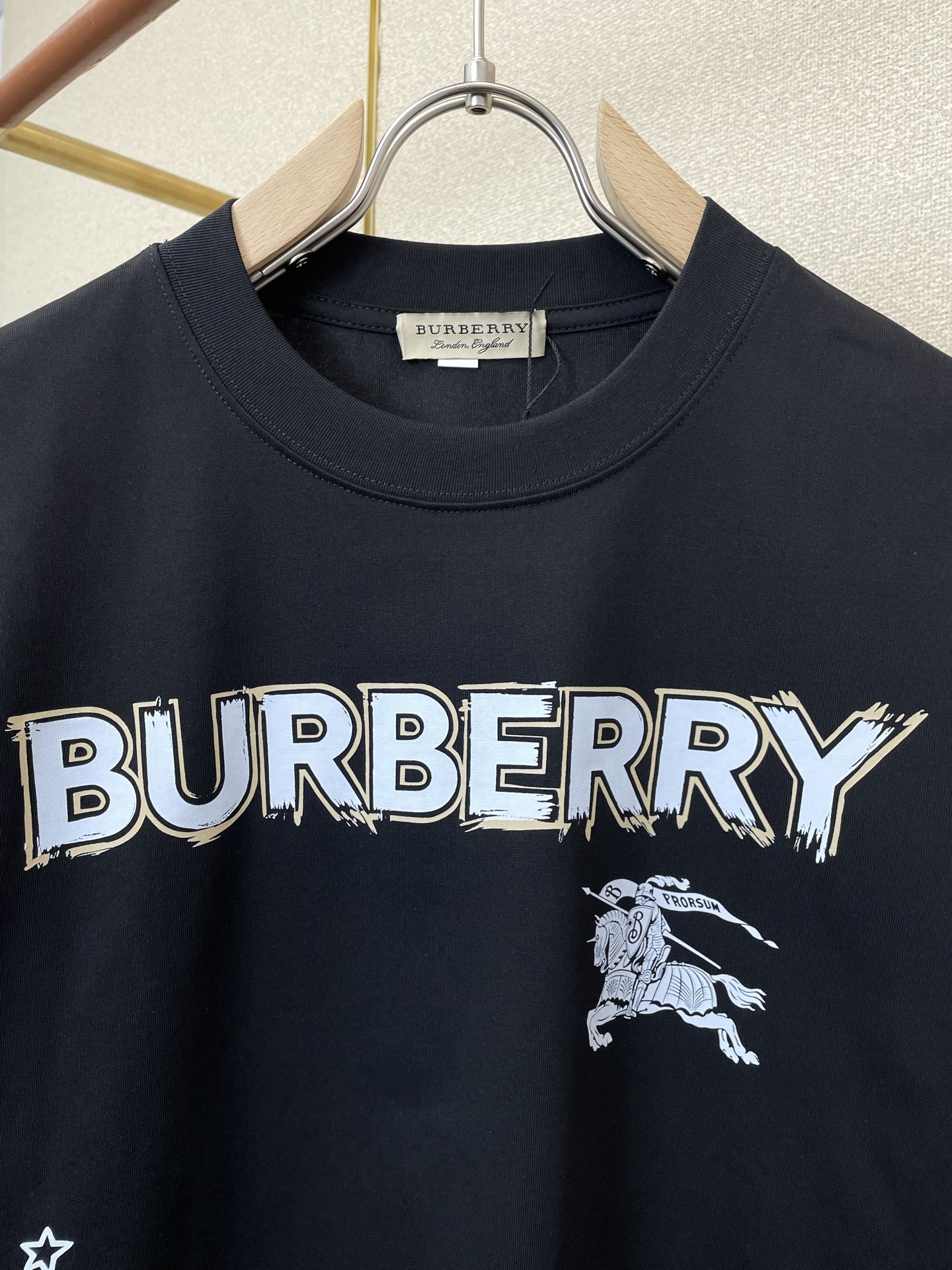 。Burberry巴宝莉💥砸锅卖铁都要上的新款新款原单男士休闲短袖 高端定制 高端版本 时尚百搭爆款⚠️