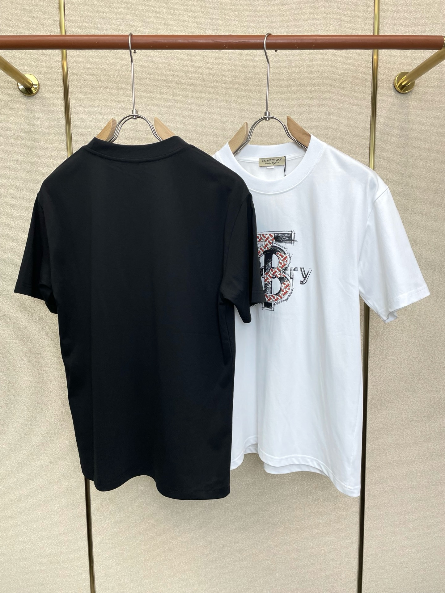 。Burberry巴宝莉💥砸锅卖铁都要上的新款新款原单男士休闲短袖 高端定制 高端版本 时尚百搭爆款⚠️