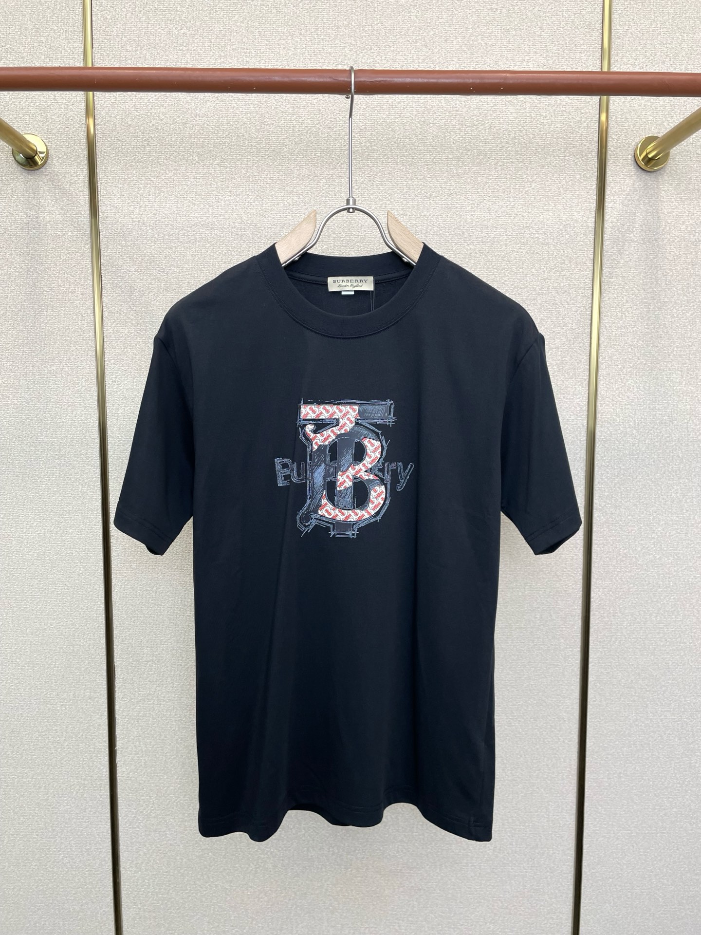 。Burberry巴宝莉💥砸锅卖铁都要上的新款新款原单男士休闲短袖 高端定制 高端版本 时尚百搭爆款⚠️
