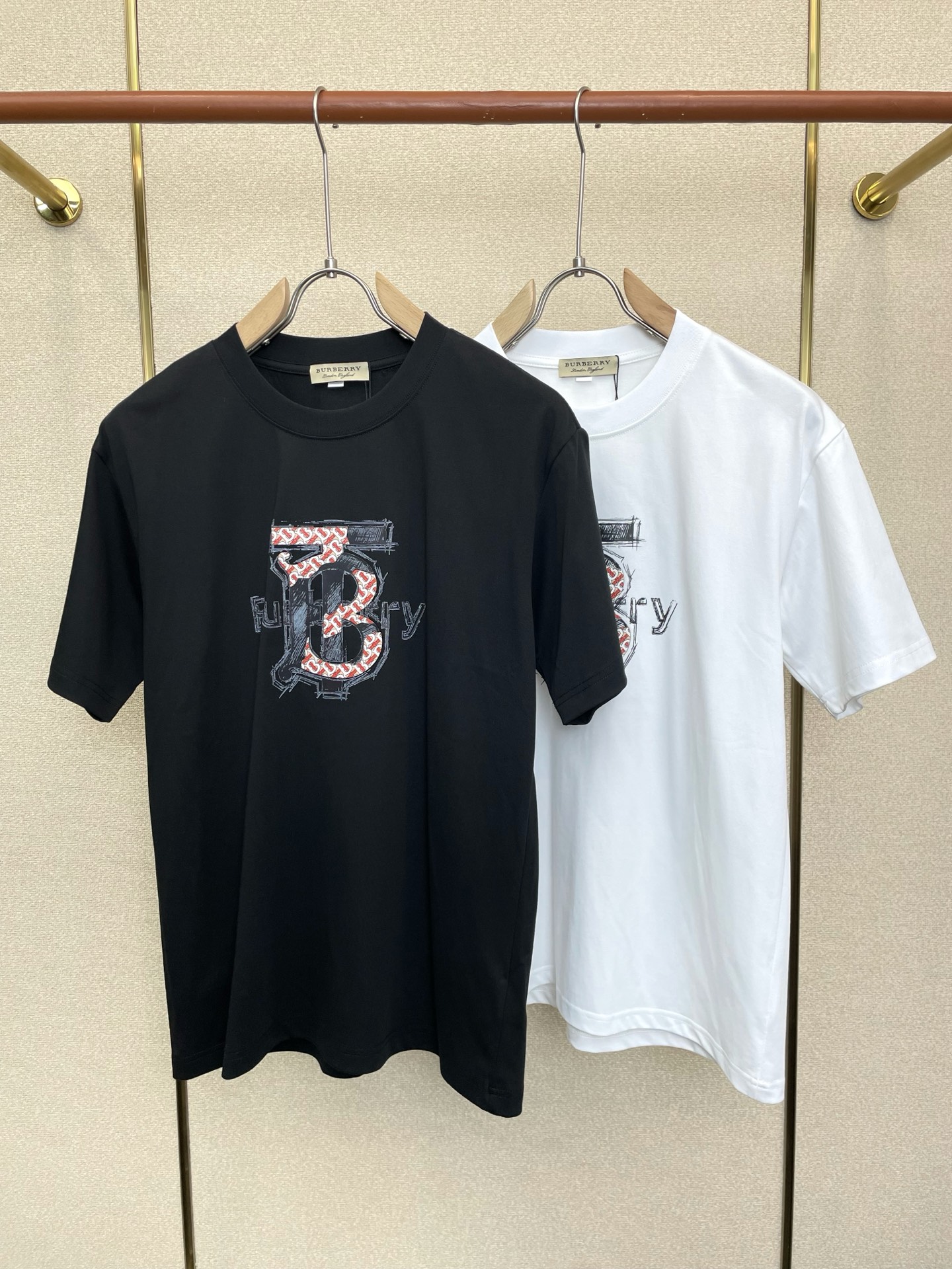 。Burberry巴宝莉💥砸锅卖铁都要上的新款新款原单男士休闲短袖 高端定制 高端版本 时尚百搭爆款⚠️