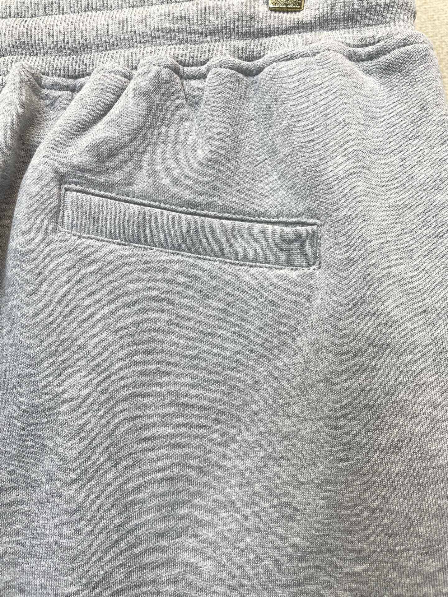 。STONE ISLAND石头岛💥砸锅卖铁都要上的新款新款休闲短裤🩳 高端版本！专柜定制面料 透气舒适度