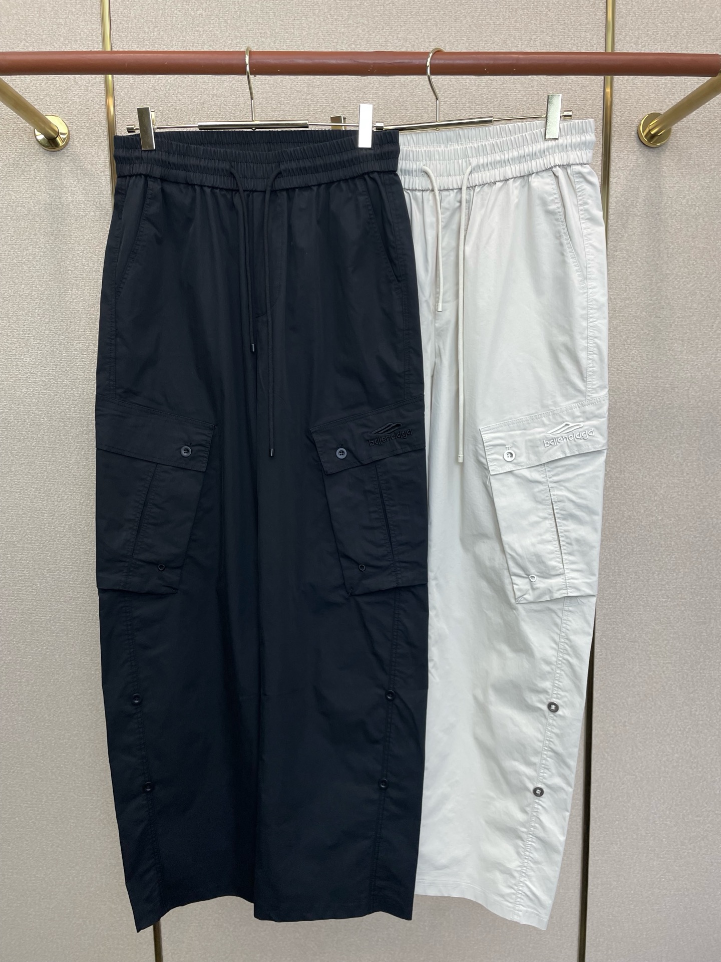 NO:917742,.Balenciaga’s new style of casual pants is a high-end version!  Custom-made fabrics at the counter are highly breathable and comfortable, with impeccable details and brand element design concepts, reflecting high quality. It feels delicate and soft!  It presents a casual cut and the upper body shape is awesome!  Size M-3XL,,balenciaga,balenciaga,19860909.Balenciaga巴黎世家砸锅卖铁都要上的新款新款休闲裤 高端版本！专柜定制面料 透气舒适度高,细节无可挑剔,品牌元素设计理念,体现高品质.手感细腻柔软！呈现休闲裁剪,上身版型超赞！码数M-3XL,,balenciaga,balenciaga,,Men's clothing