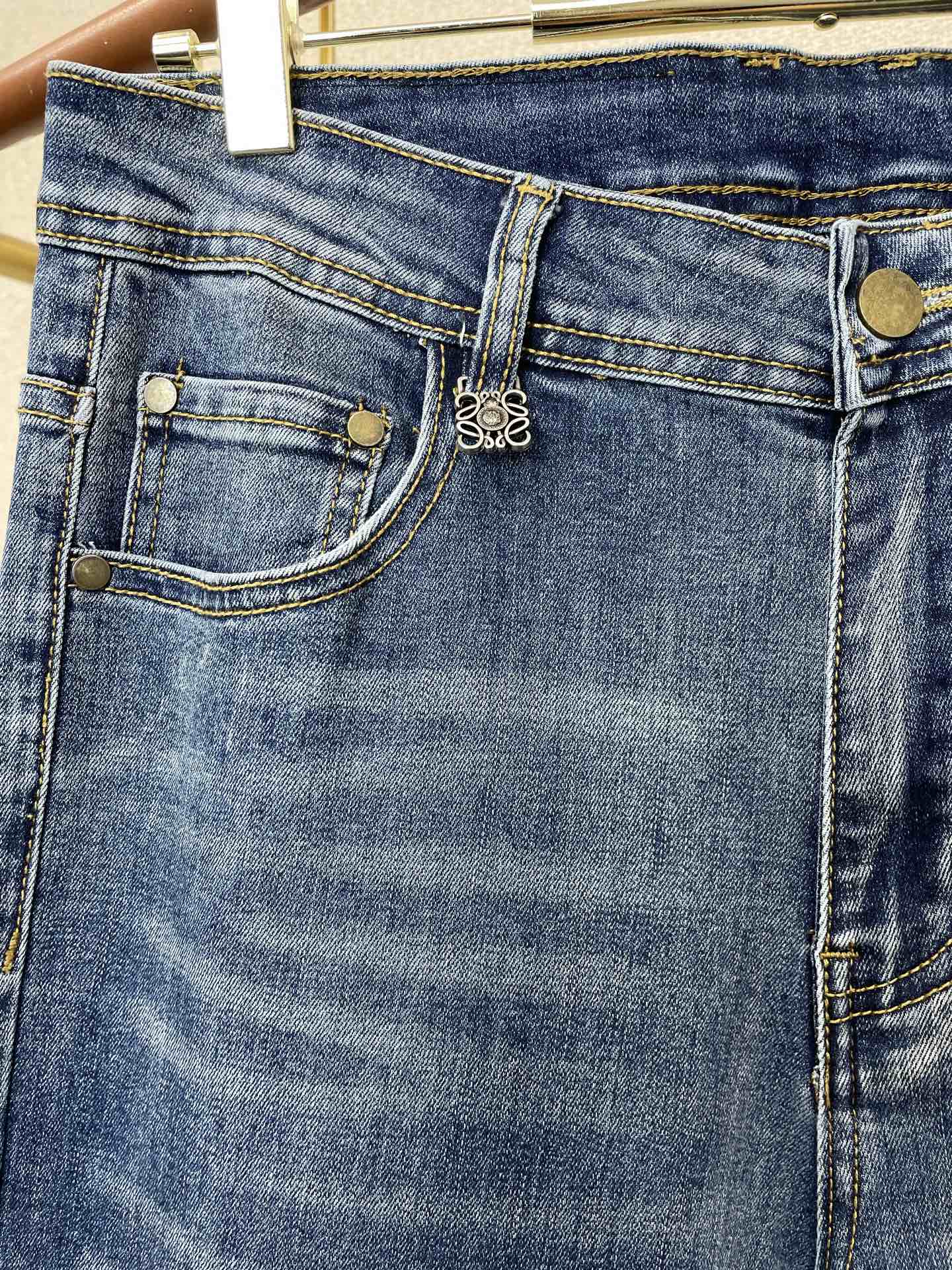 。LOEWE罗意威💥砸锅卖铁都要上的新款新款休闲牛仔裤👖高端版本 专柜定制面料 透气舒适度高，细节无可挑