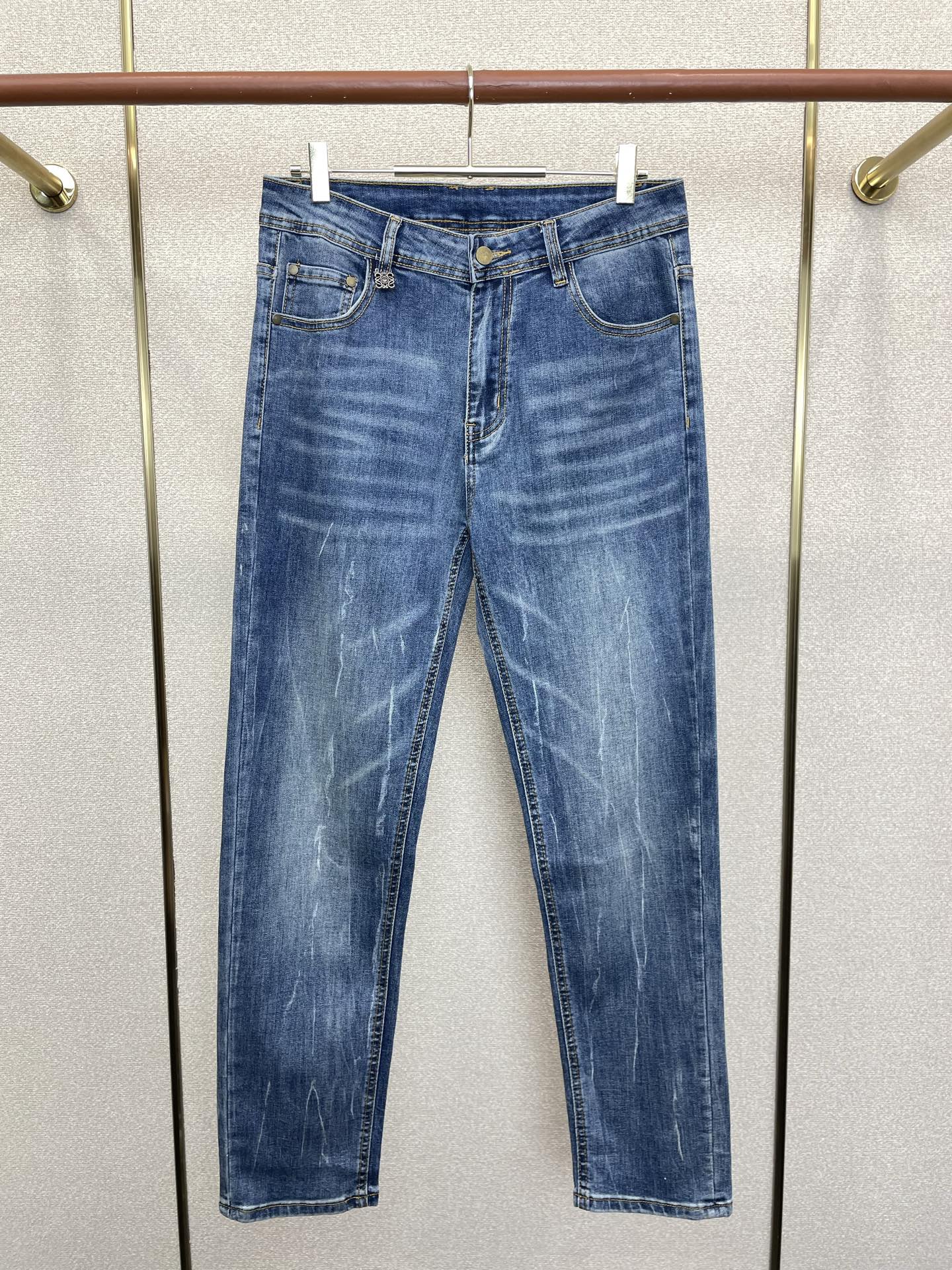 。LOEWE罗意威💥砸锅卖铁都要上的新款新款休闲牛仔裤👖高端版本 专柜定制面料 透气舒适度高，细节无可挑