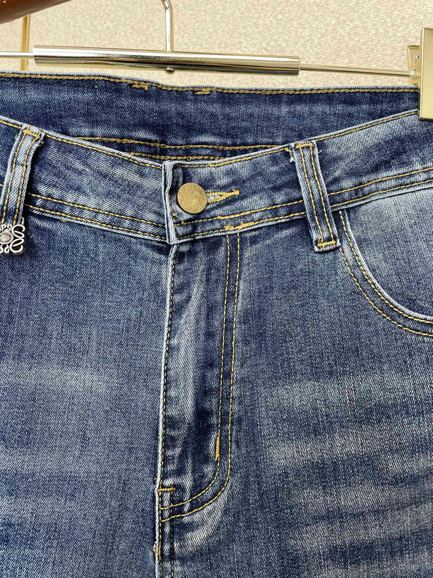 。LOEWE罗意威💥砸锅卖铁都要上的新款新款休闲牛仔裤👖高端版本 专柜定制面料 透气舒适度高，细节无可挑