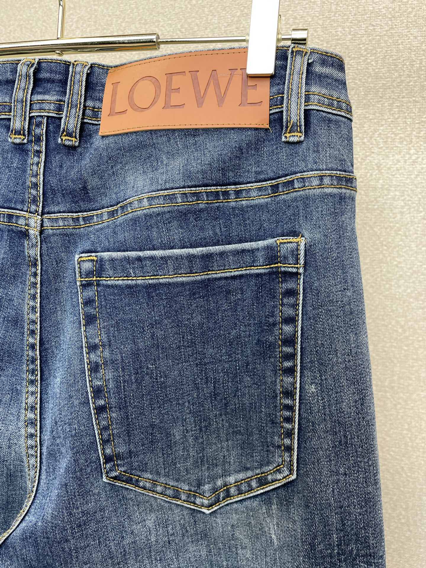 。LOEWE罗意威💥砸锅卖铁都要上的新款新款休闲牛仔裤👖高端版本 专柜定制面料 透气舒适度高，细节无可挑