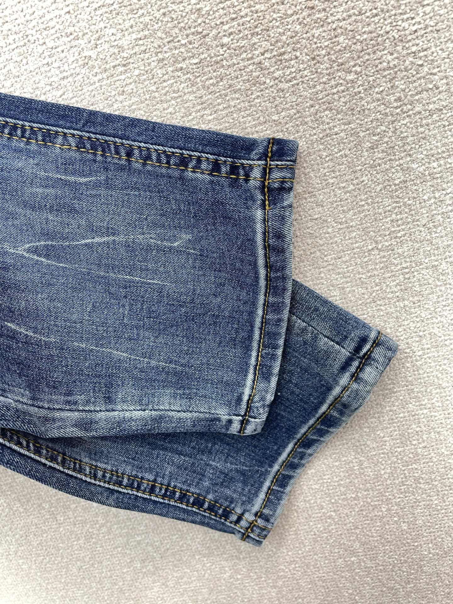 。LOEWE罗意威💥砸锅卖铁都要上的新款新款休闲牛仔裤👖高端版本 专柜定制面料 透气舒适度高，细节无可挑
