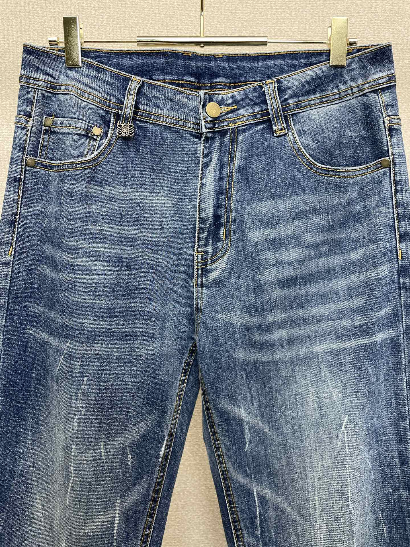 。LOEWE罗意威💥砸锅卖铁都要上的新款新款休闲牛仔裤👖高端版本 专柜定制面料 透气舒适度高，细节无可挑