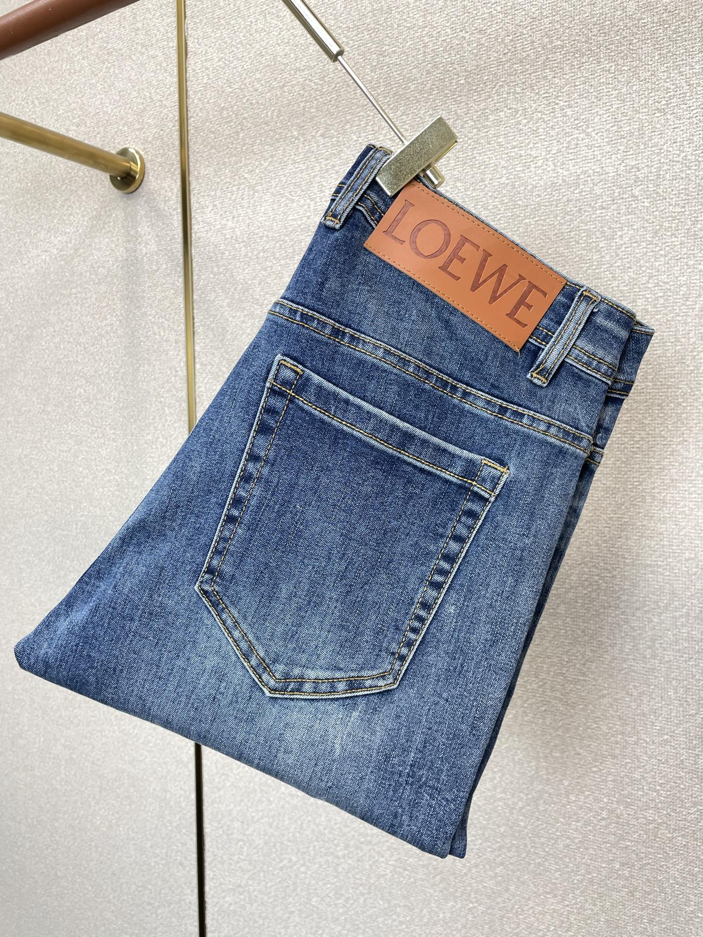 。LOEWE罗意威💥砸锅卖铁都要上的新款新款休闲牛仔裤👖高端版本 专柜定制面料 透气舒适度高，细节无可挑