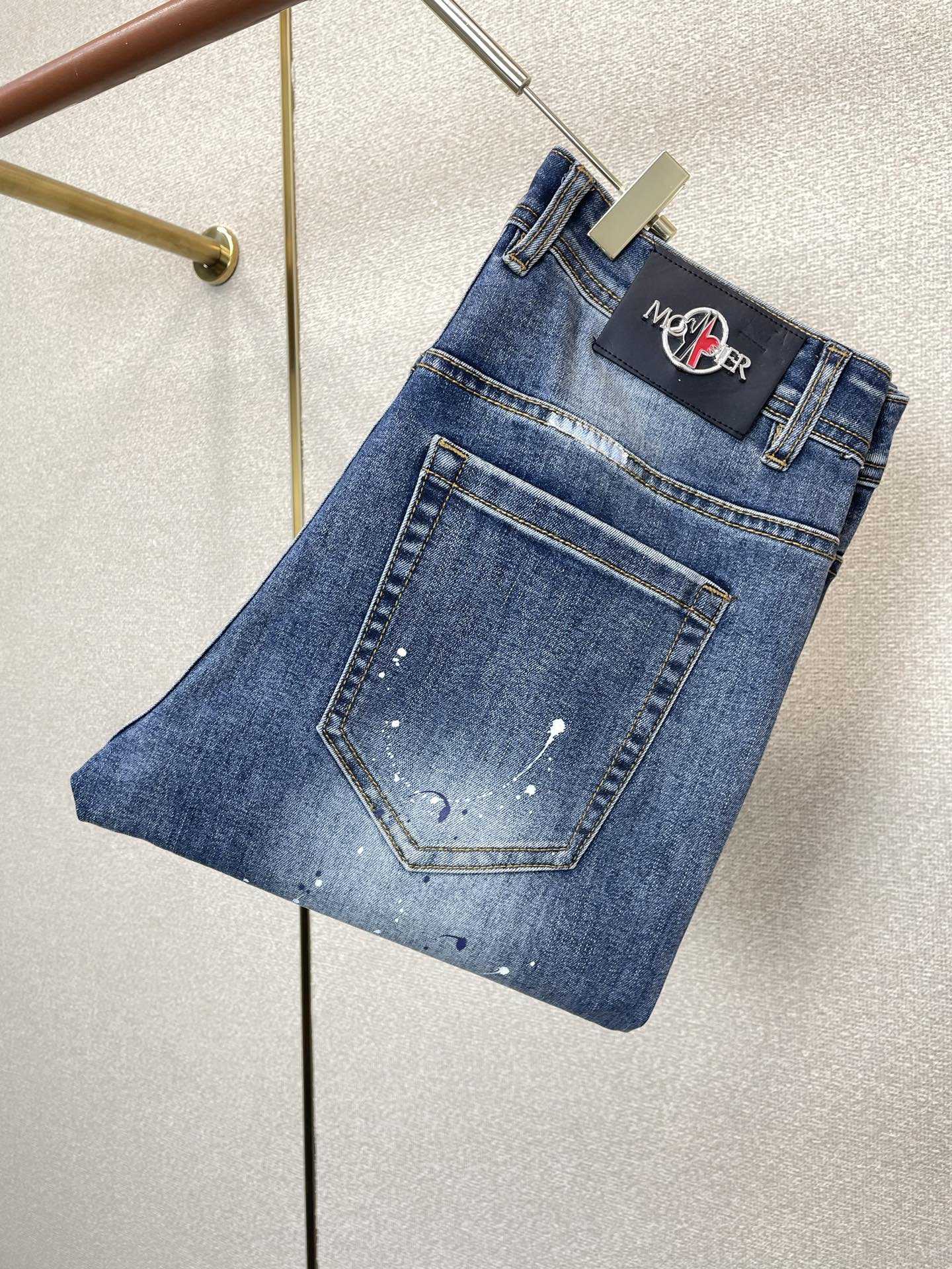 。Moncler蒙口💥砸锅卖铁都要上的新款新款休闲牛仔裤👖高端版本 专柜定制面料 透气舒适度高，细节无可
