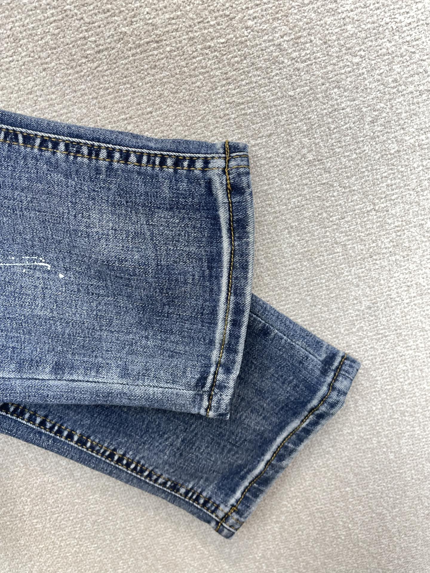 。Moncler蒙口💥砸锅卖铁都要上的新款新款休闲牛仔裤👖高端版本 专柜定制面料 透气舒适度高，细节无可