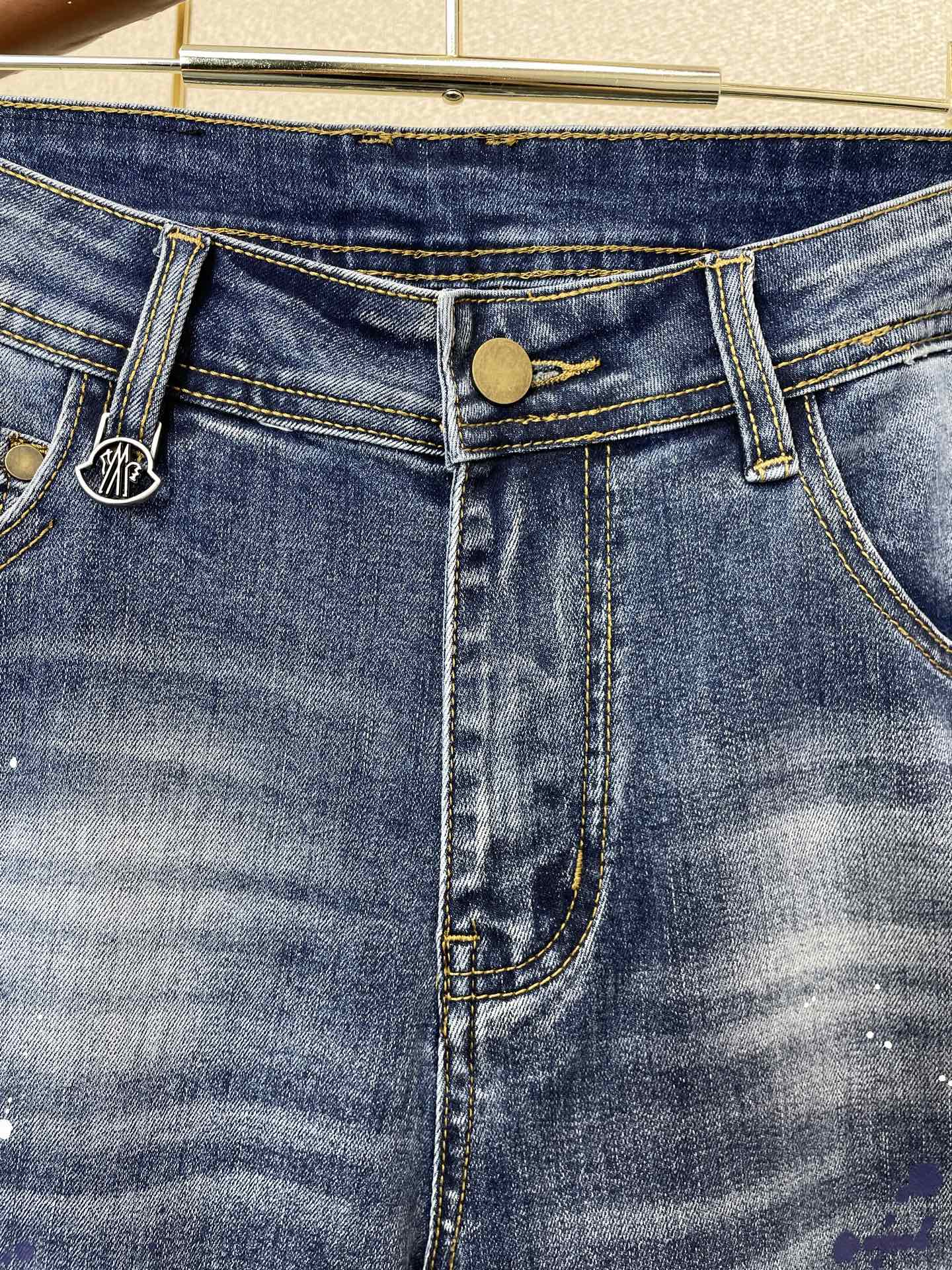 。Moncler蒙口💥砸锅卖铁都要上的新款新款休闲牛仔裤👖高端版本 专柜定制面料 透气舒适度高，细节无可