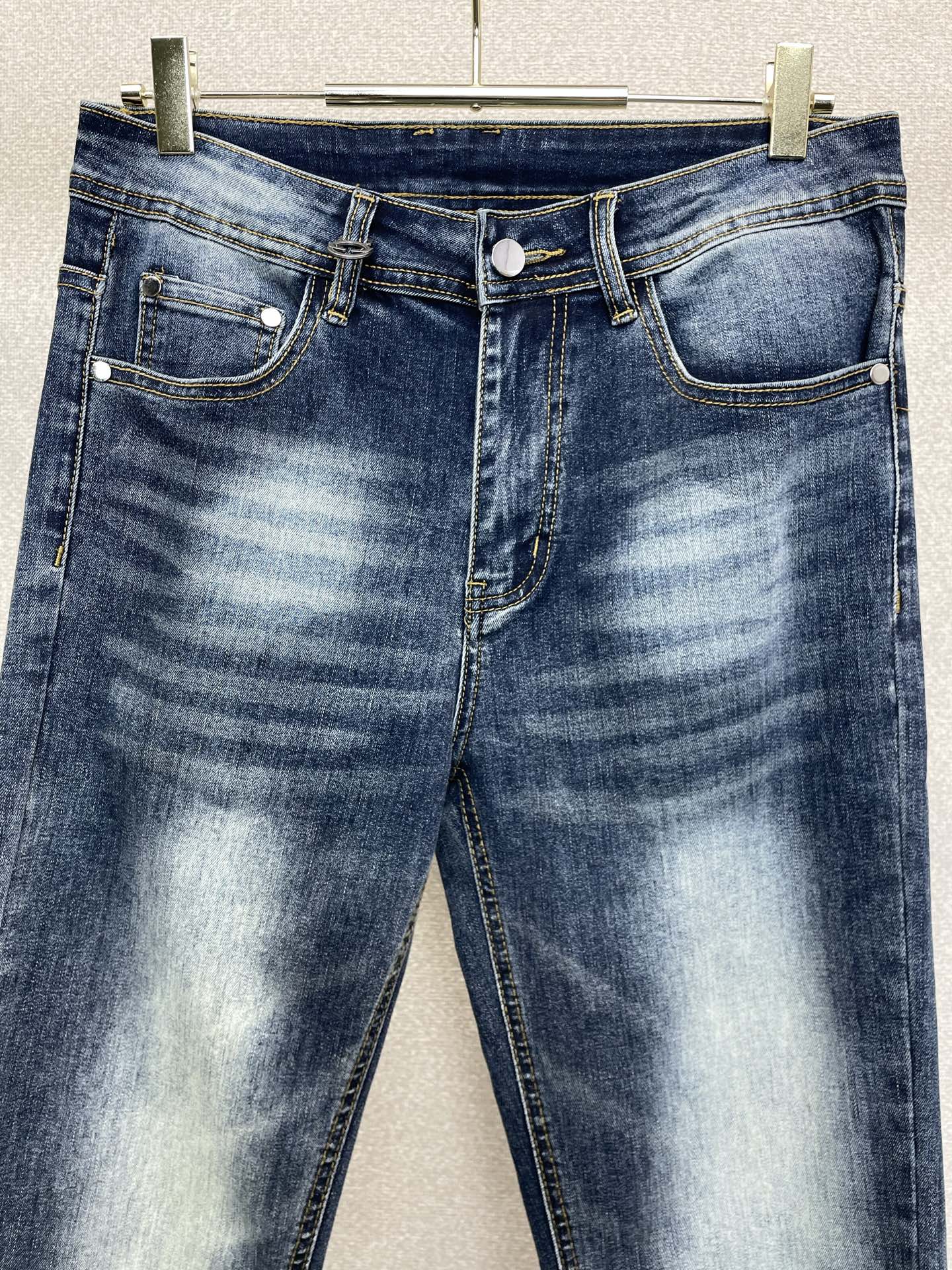 。FENDI芬迪💥砸锅卖铁都要上的新款新款休闲牛仔裤👖高端版本 专柜定制面料 透气舒适度高，细节无可挑剔
