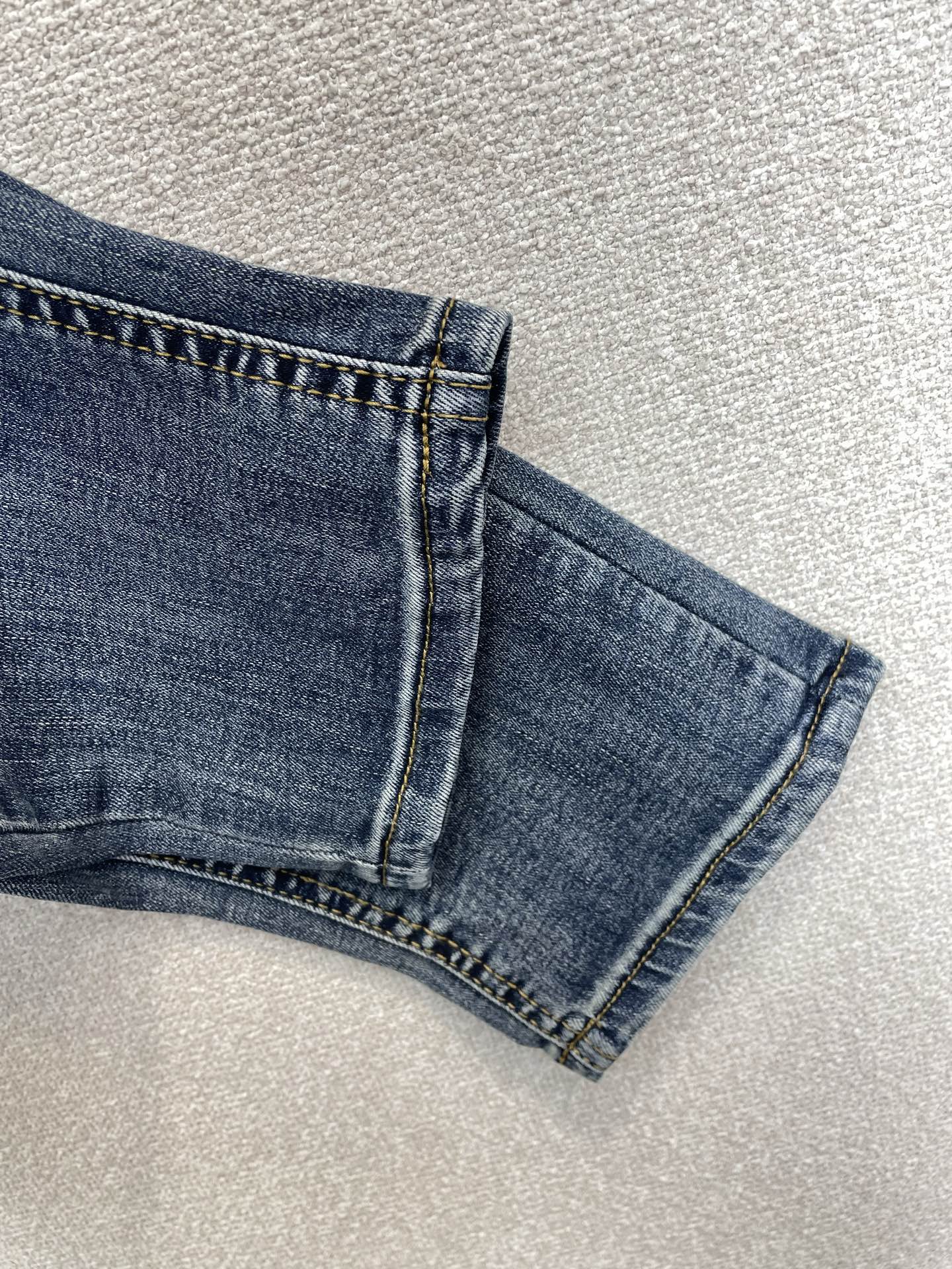 。FENDI芬迪💥砸锅卖铁都要上的新款新款休闲牛仔裤👖高端版本 专柜定制面料 透气舒适度高，细节无可挑剔