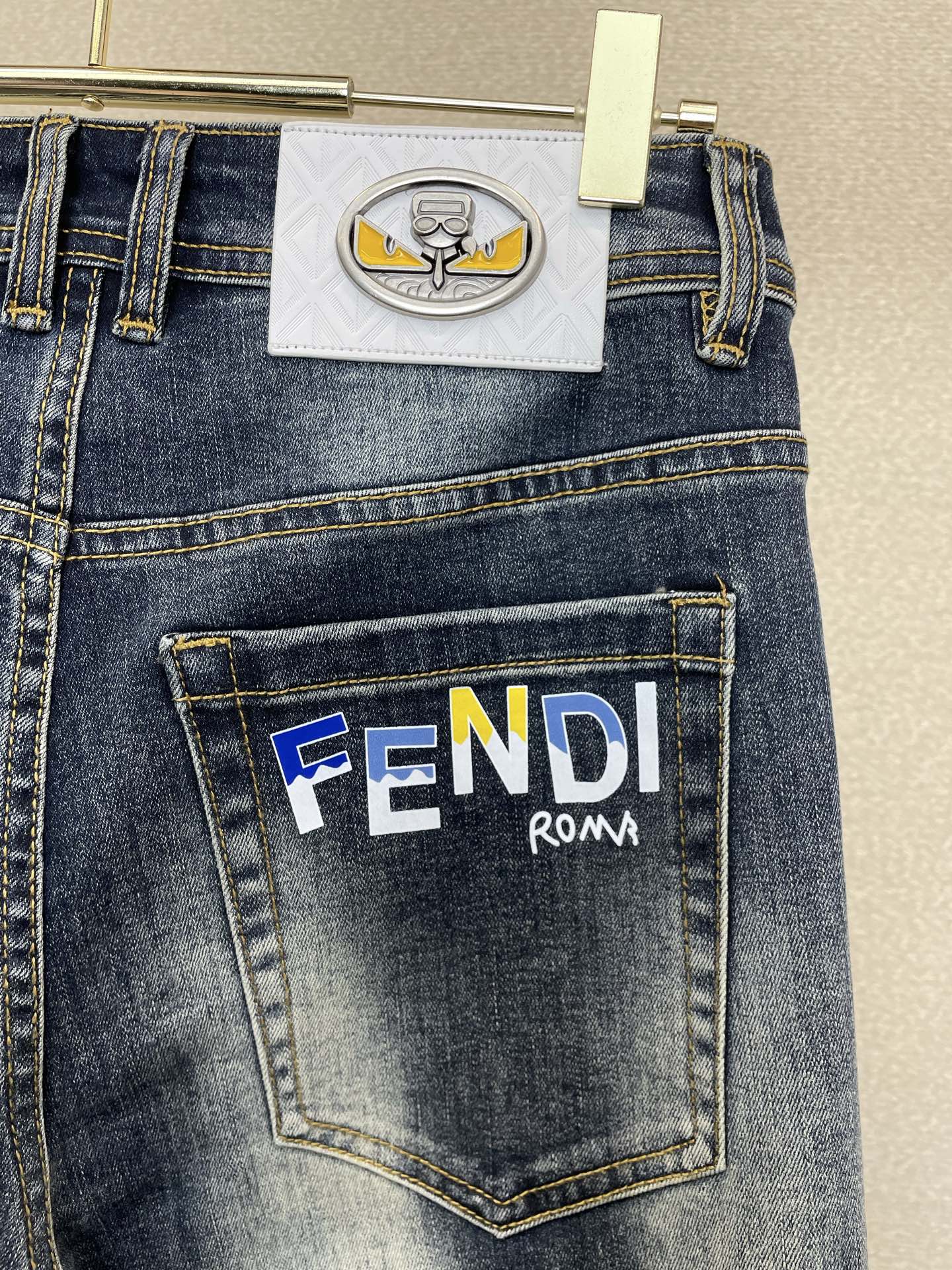 。FENDI芬迪💥砸锅卖铁都要上的新款新款休闲牛仔裤👖高端版本 专柜定制面料 透气舒适度高，细节无可挑剔